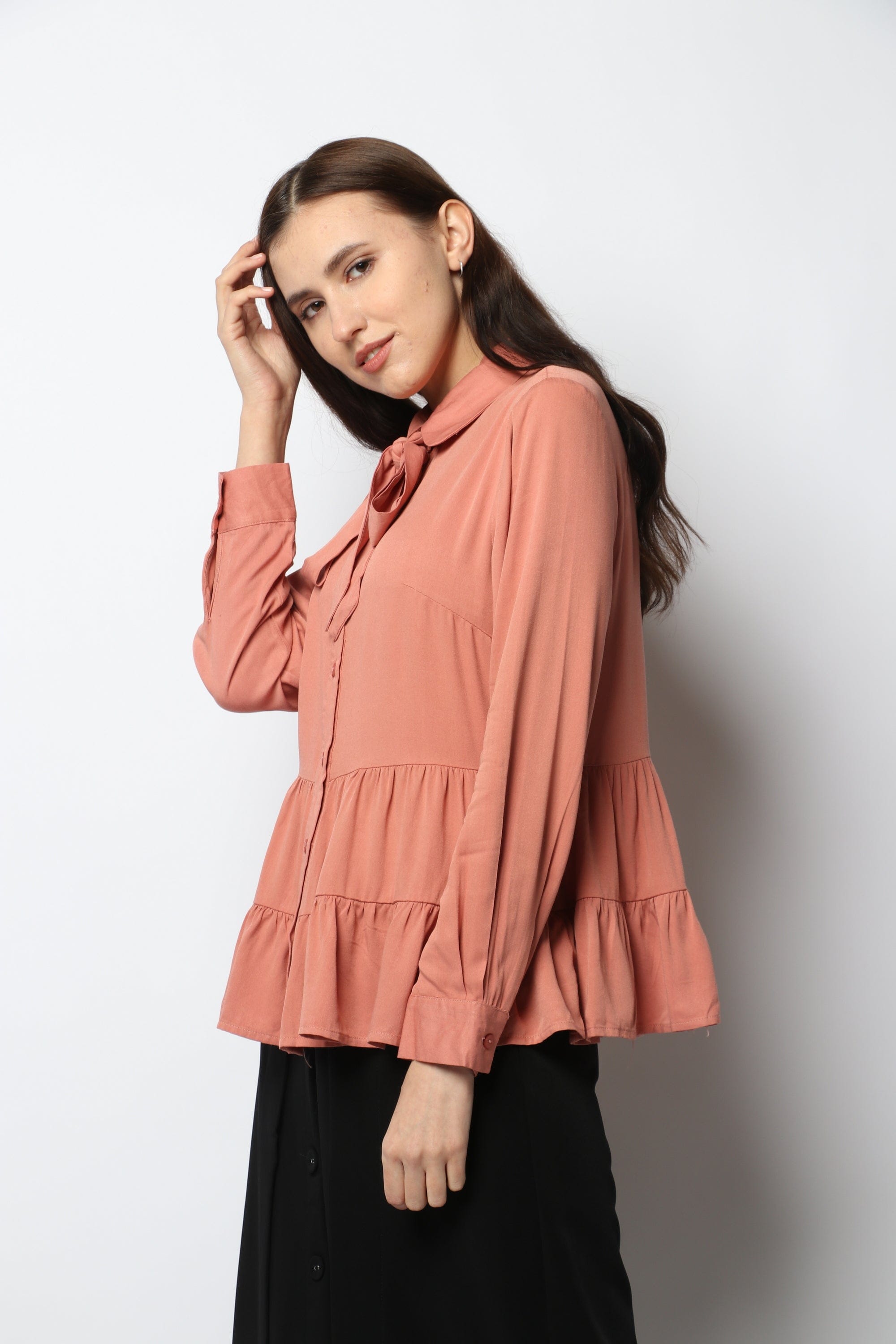 نتشي بلوزة برباط على الرقبة بكشكش من أسفل كم طويل نسائي