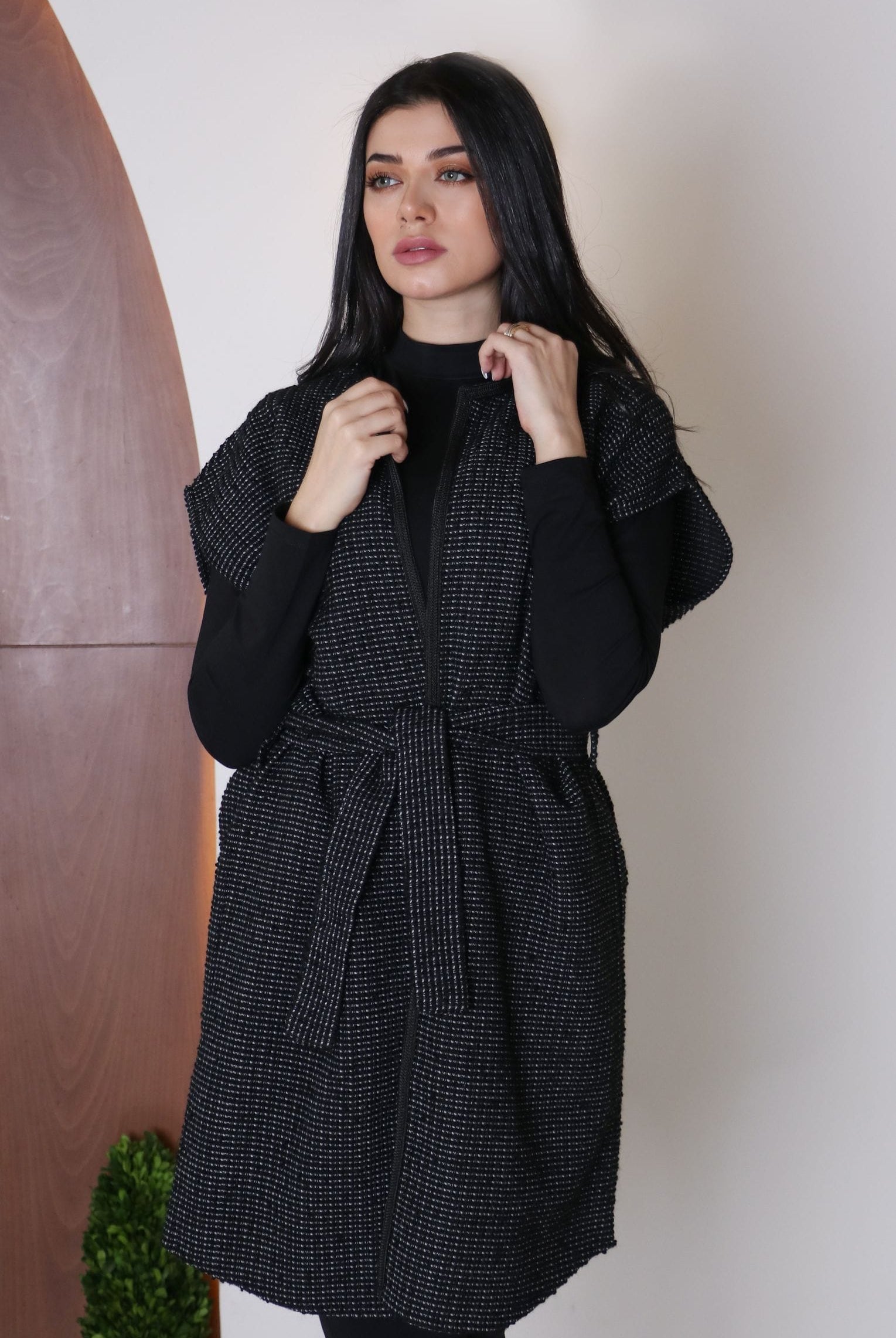 ديامانتين جاكيت طويل بأكمام قصيرة وحزام على الخصر أسود