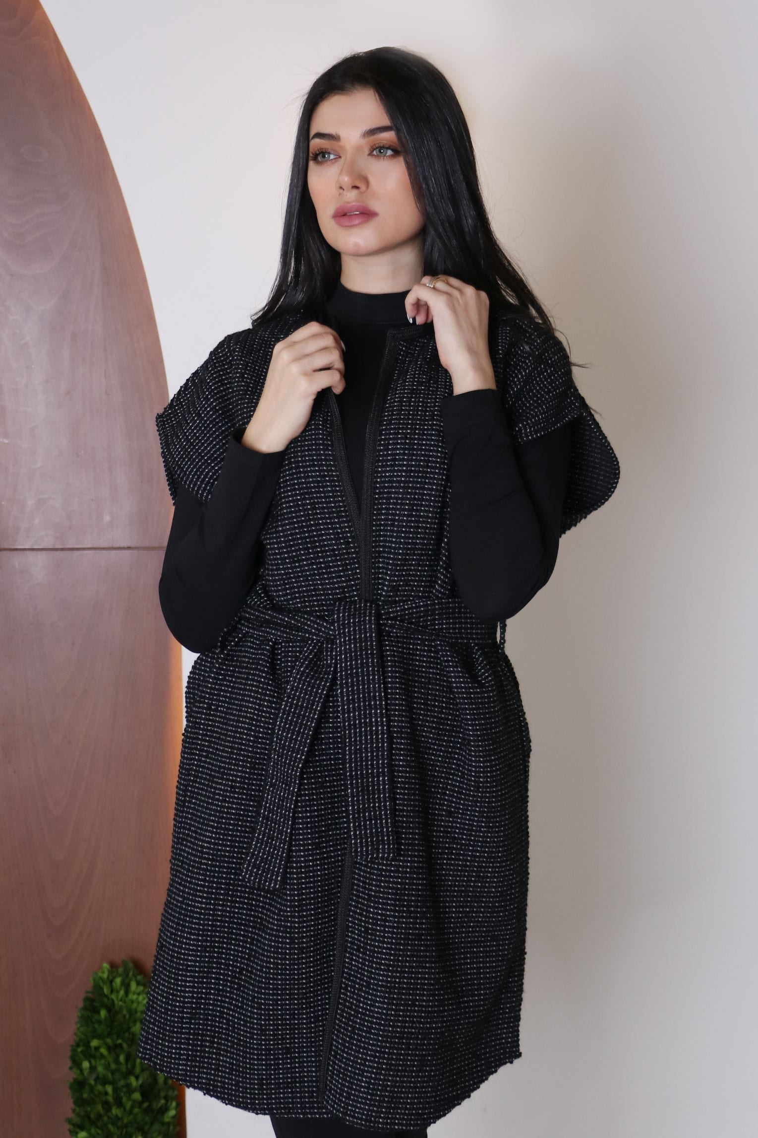 ديامانتين جاكيت طويل بأكمام قصيرة وحزام على الخصر أسود