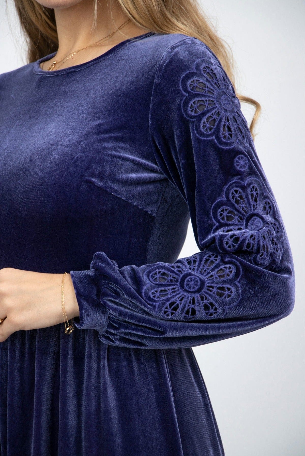 نتشي فستان مخمل طويل نسائي بأكمام منفوخة