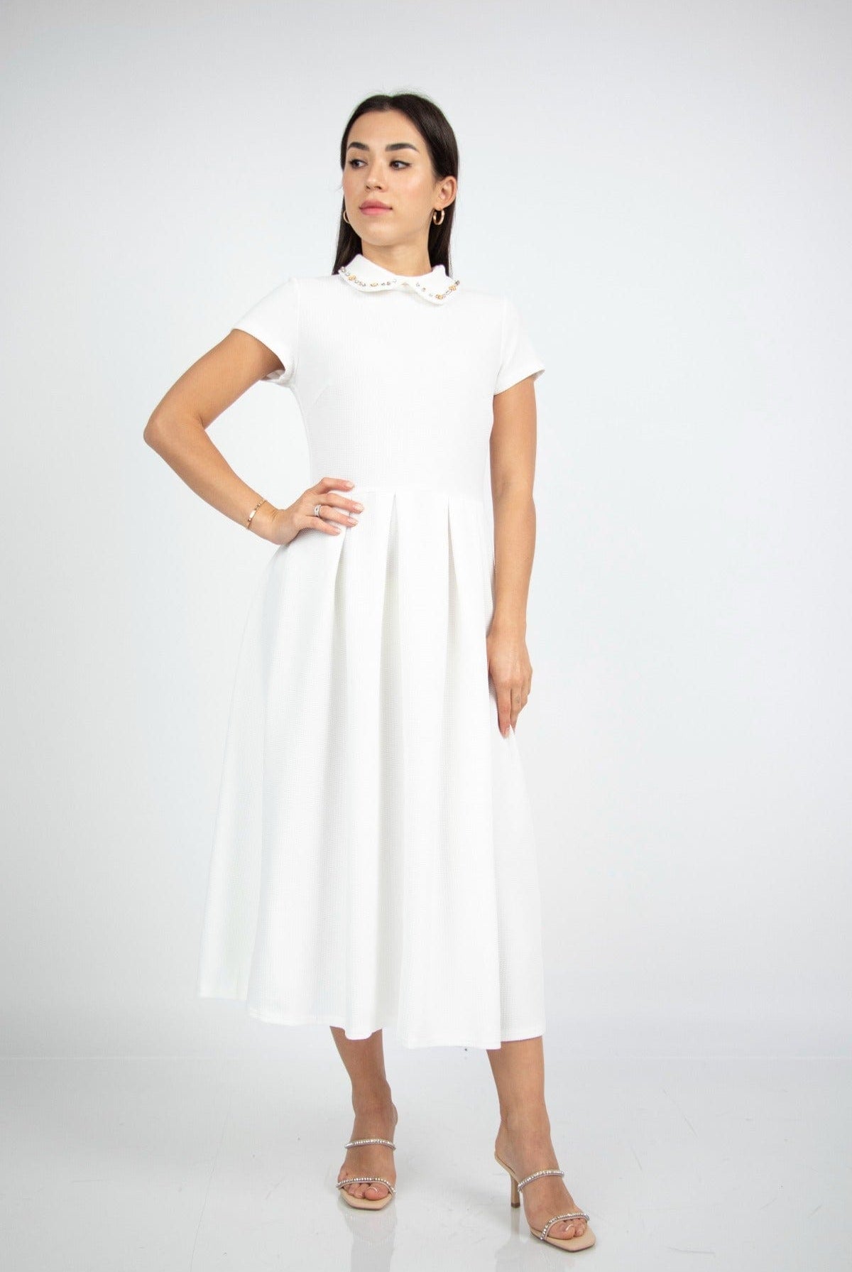 نتشي فستان ميدي سادة بياقة مطرزة بأكمام قصيرة