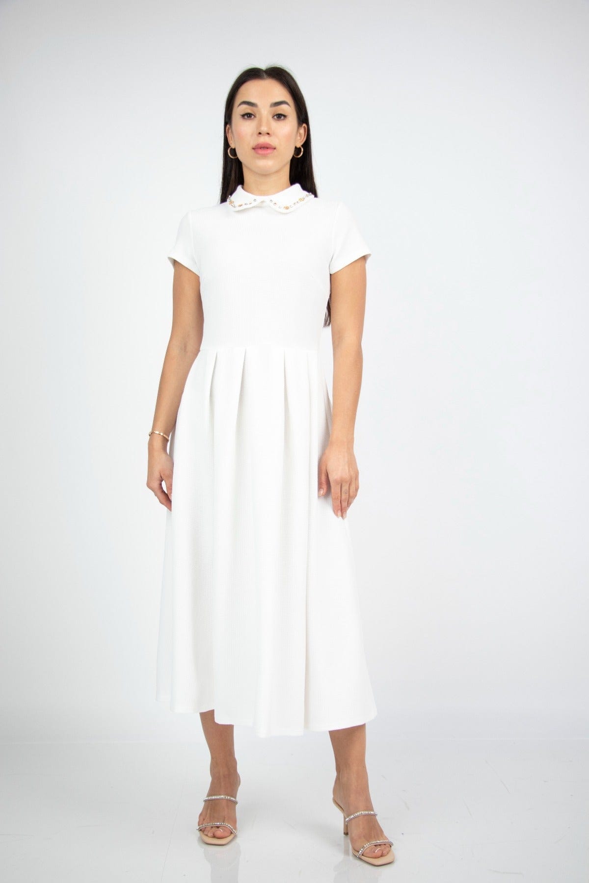 نتشي فستان ميدي سادة بياقة مطرزة بأكمام قصيرة