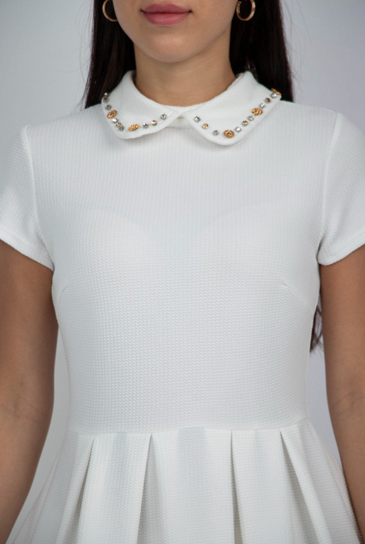 نتشي فستان ميدي سادة بياقة مطرزة بأكمام قصيرة