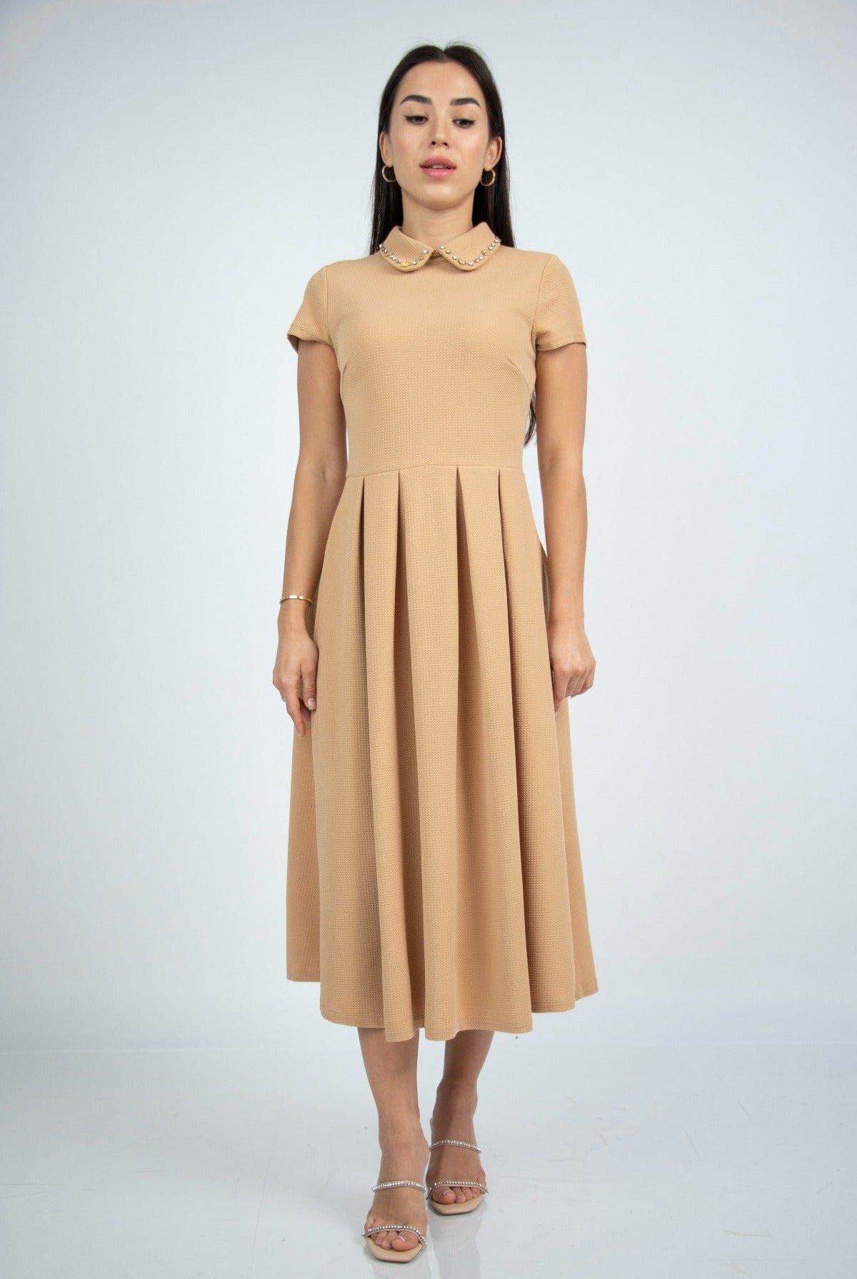 نتشي فستان ميدي سادة بياقة مطرزة بأكمام قصيرة