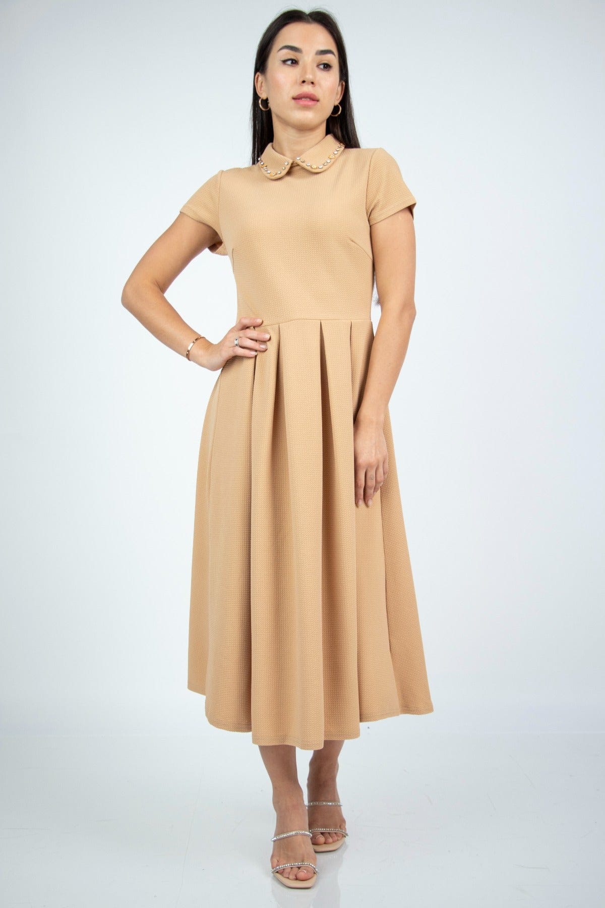 نتشي فستان ميدي سادة بياقة مطرزة بأكمام قصيرة