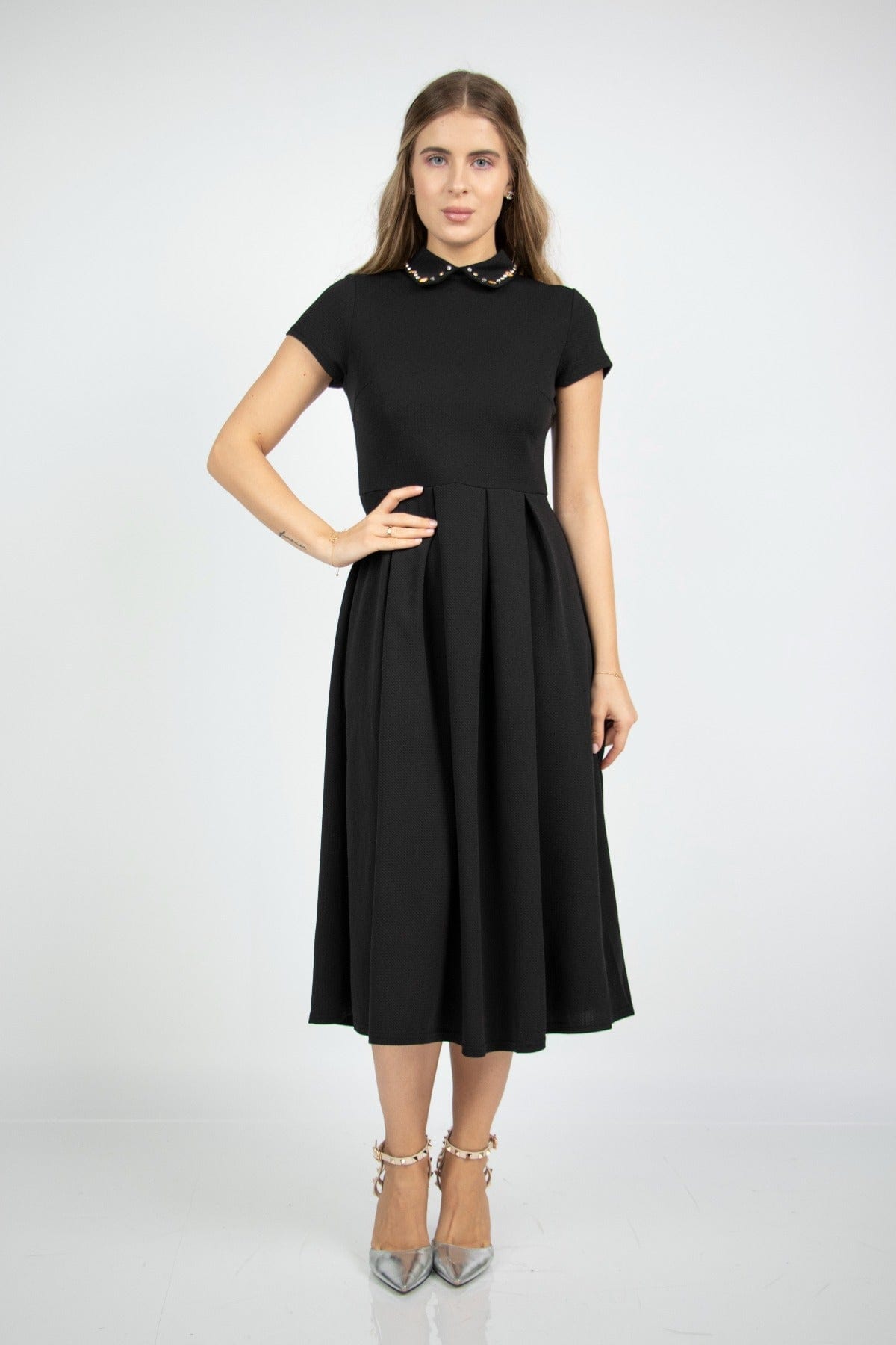 نتشي فستان ميدي سادة بياقة مطرزة بأكمام قصيرة