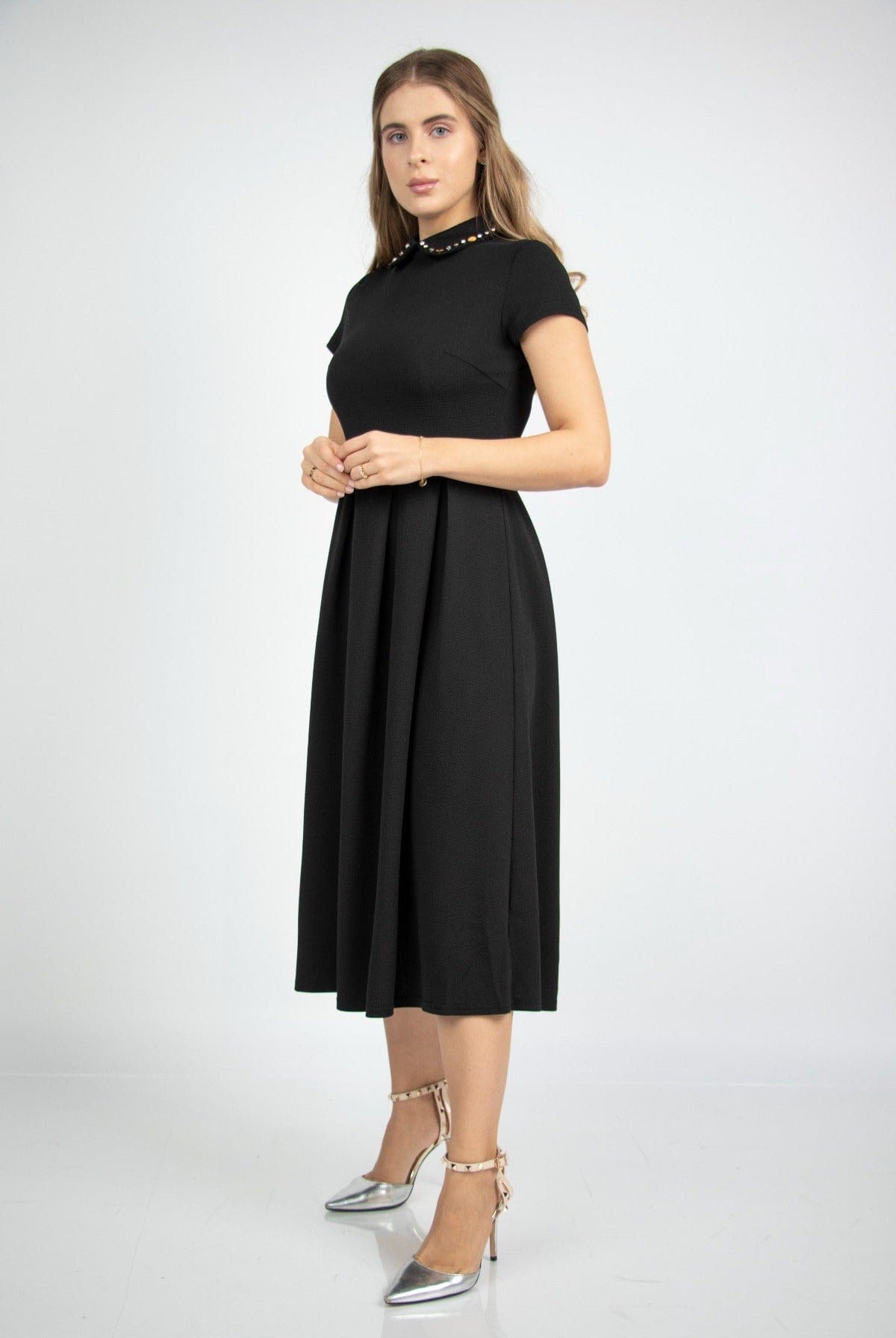 نتشي فستان ميدي سادة بياقة مطرزة بأكمام قصيرة