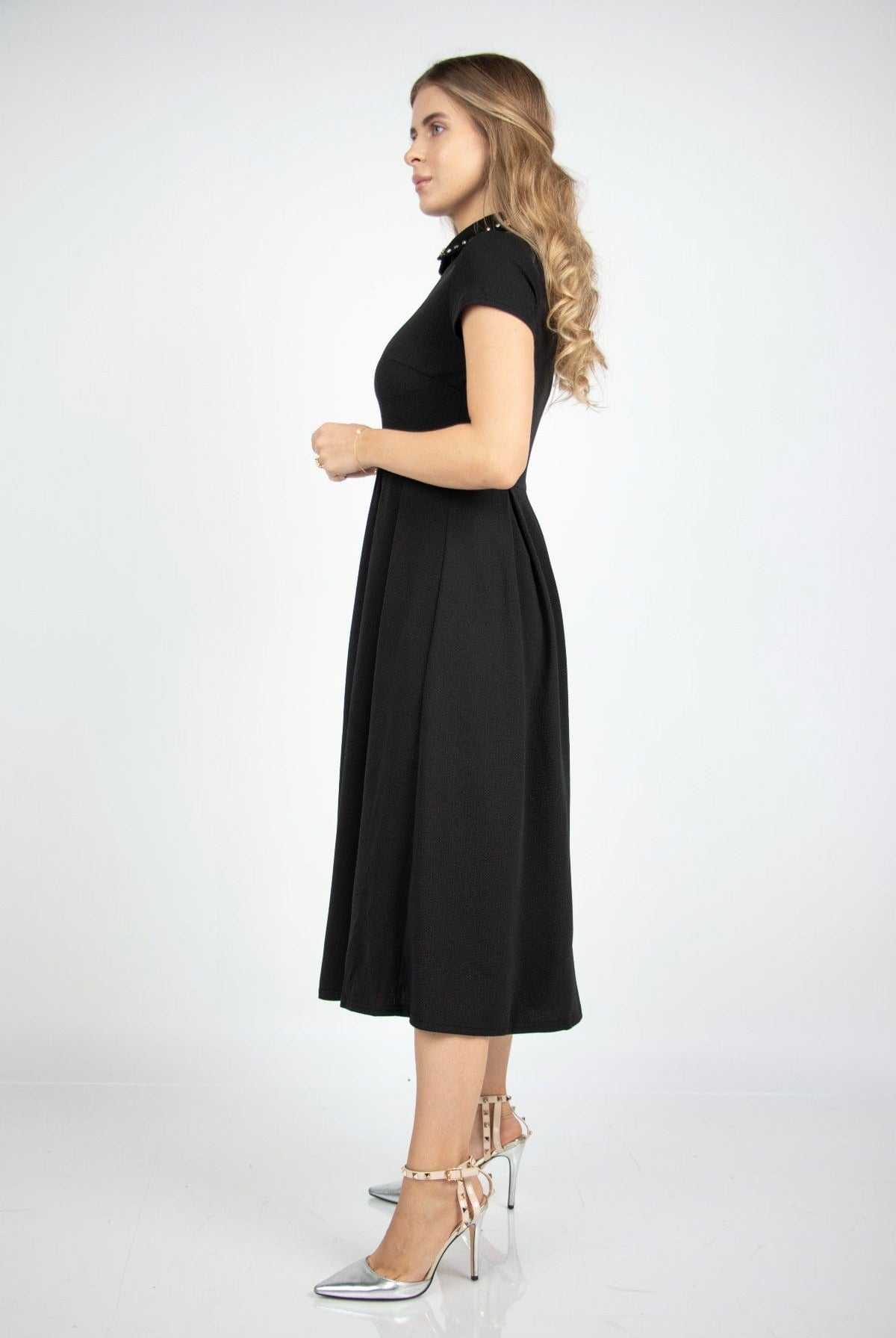 نتشي فستان ميدي سادة بياقة مطرزة بأكمام قصيرة