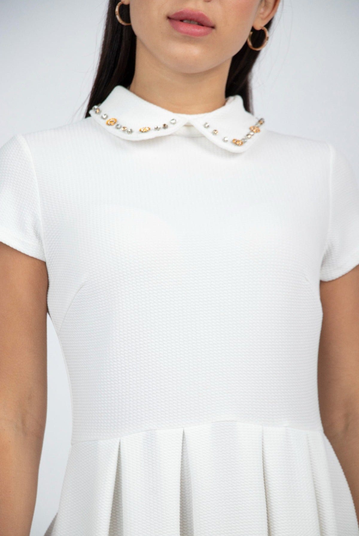 نتشي فستان ميدي سادة بياقة مطرزة بأكمام قصيرة