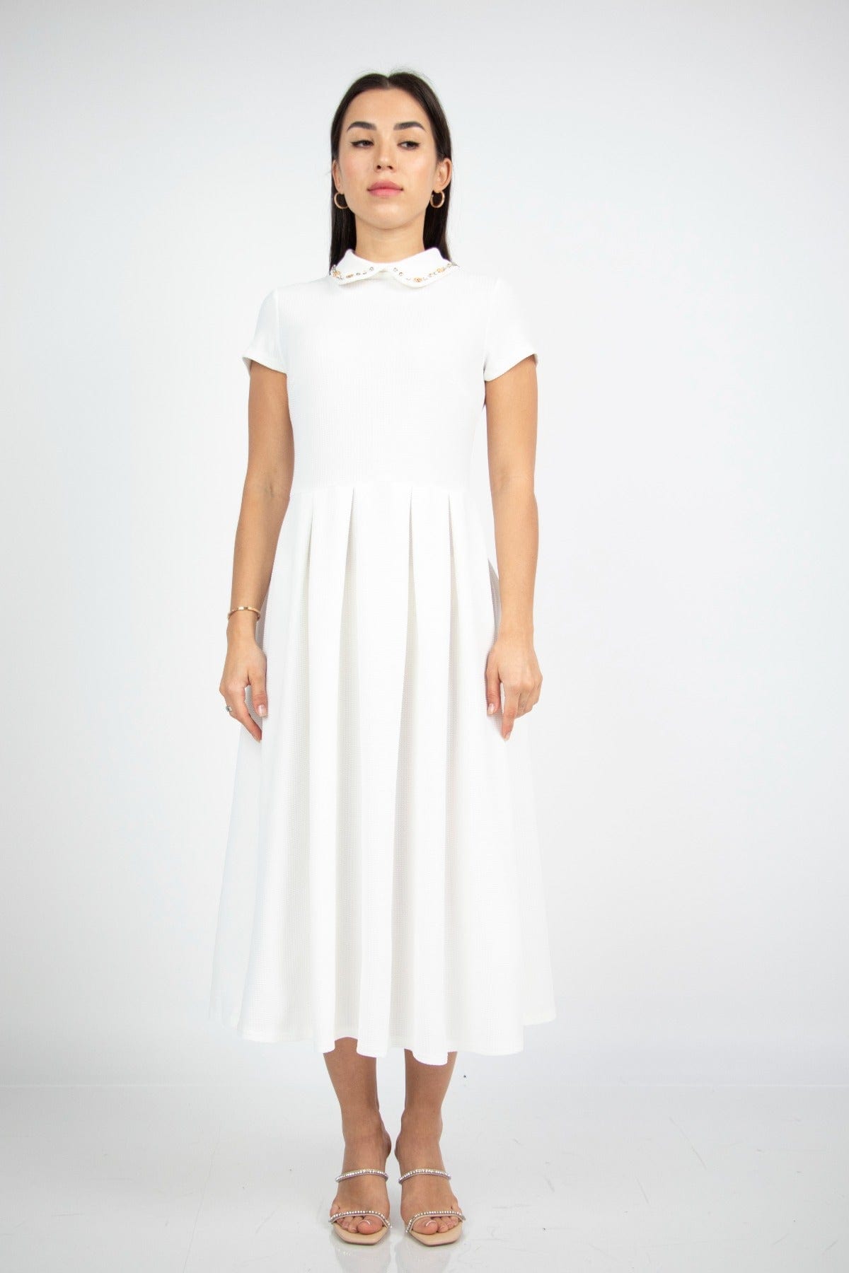 نتشي فستان ميدي سادة بياقة مطرزة بأكمام قصيرة