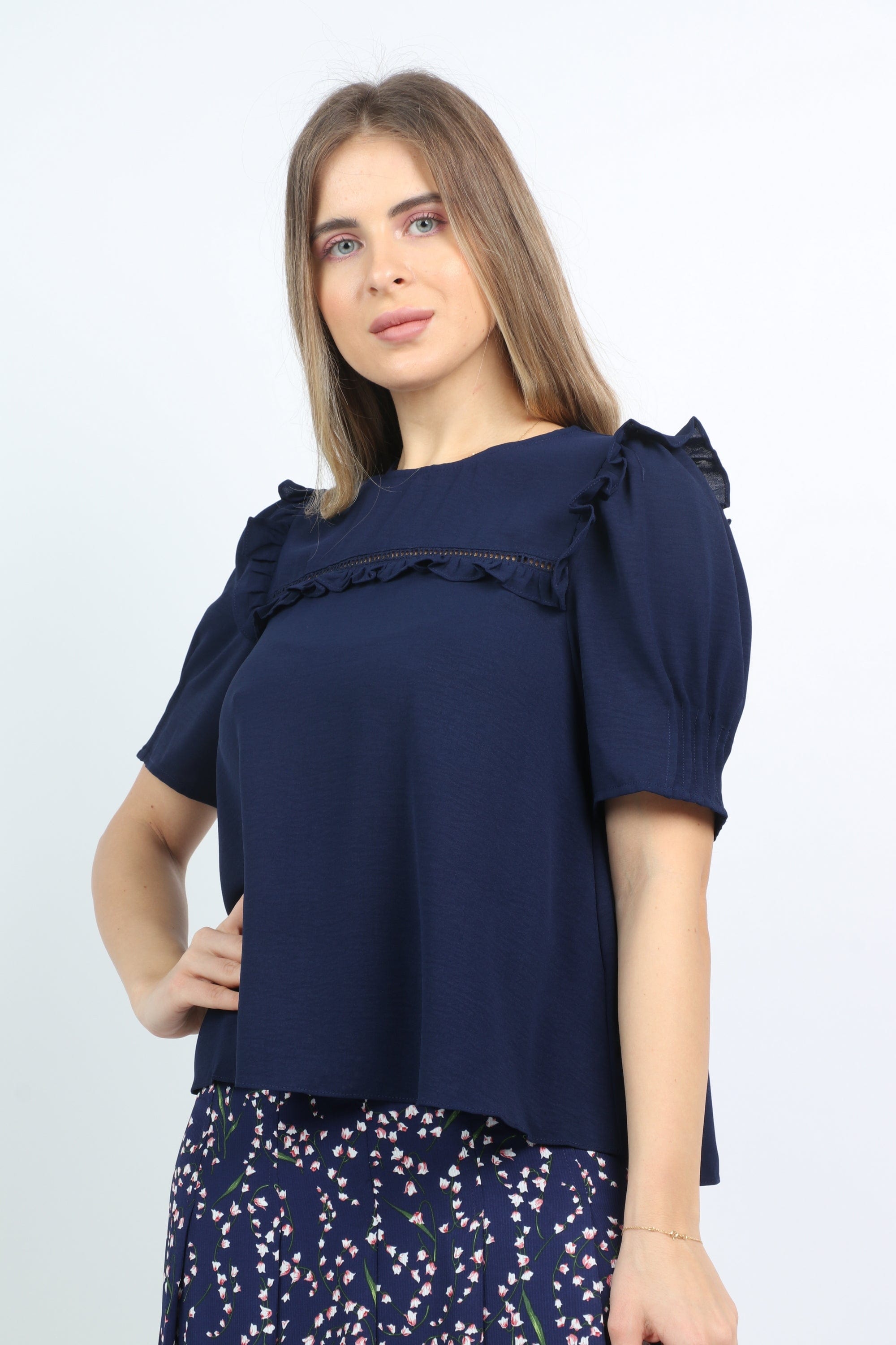 نتشي بلوزة رسمية بكشكشة عند الصدر وأكمام قصيرة منفوخة نسائي