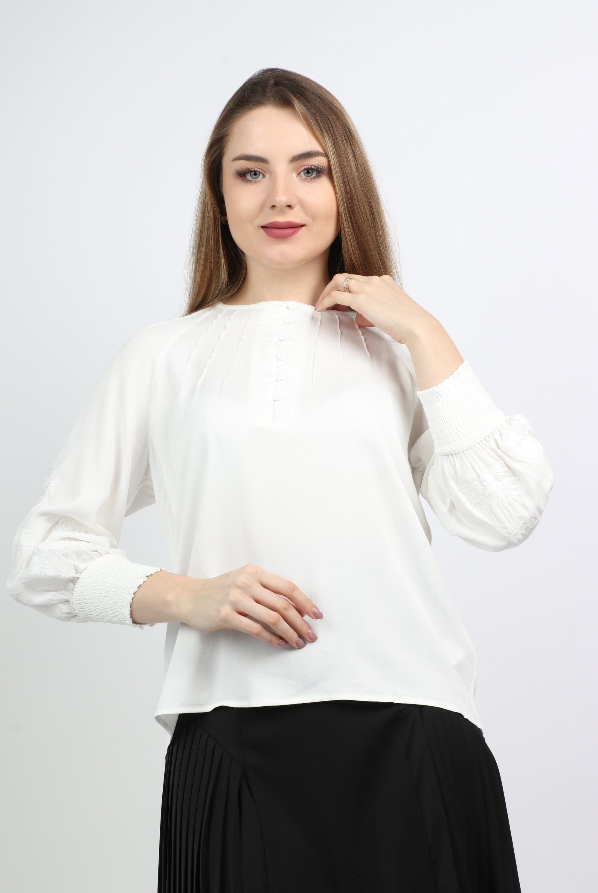 نتشي بلوزة بأكمام طويلة مزينة بجزء مطاطي