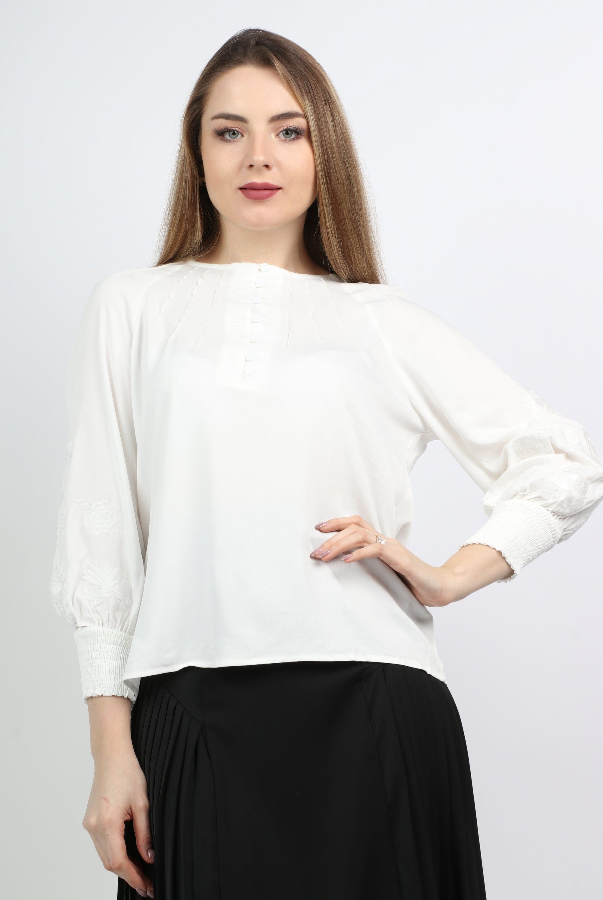 نتشي بلوزة بأكمام طويلة مزينة بجزء مطاطي