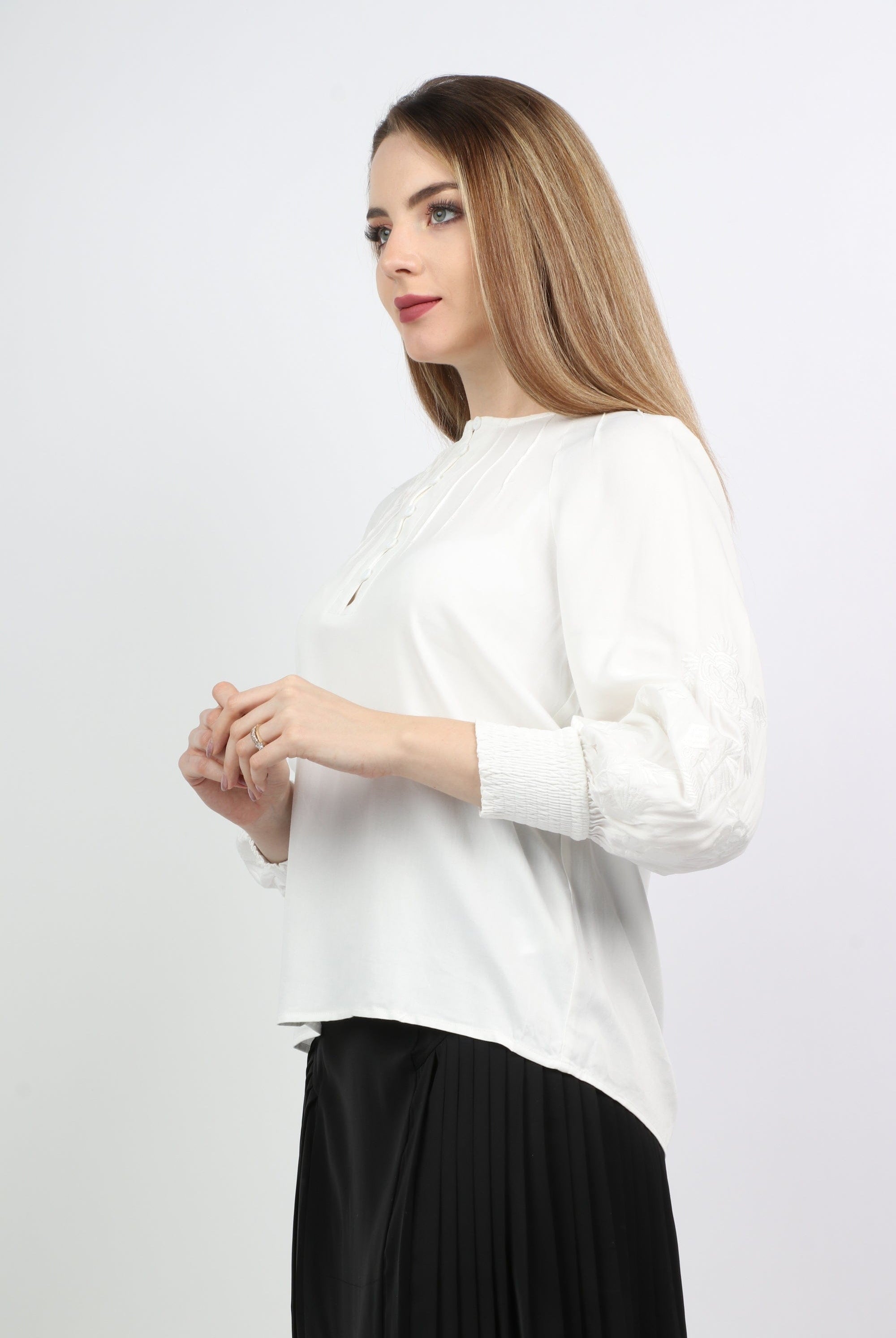 نتشي بلوزة بأكمام طويلة مزينة بجزء مطاطي