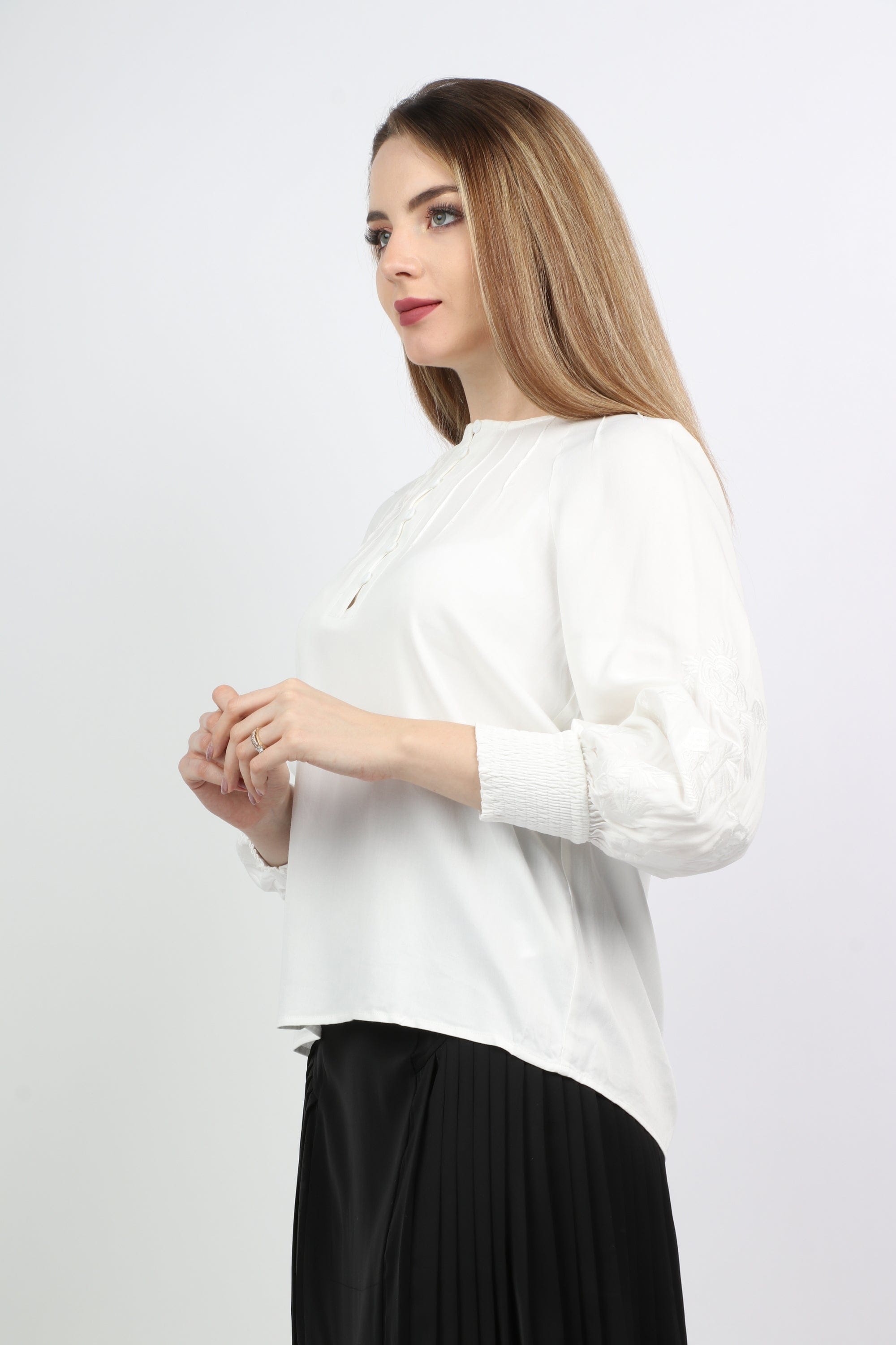 نتشي بلوزة بأكمام طويلة مزينة بجزء مطاطي