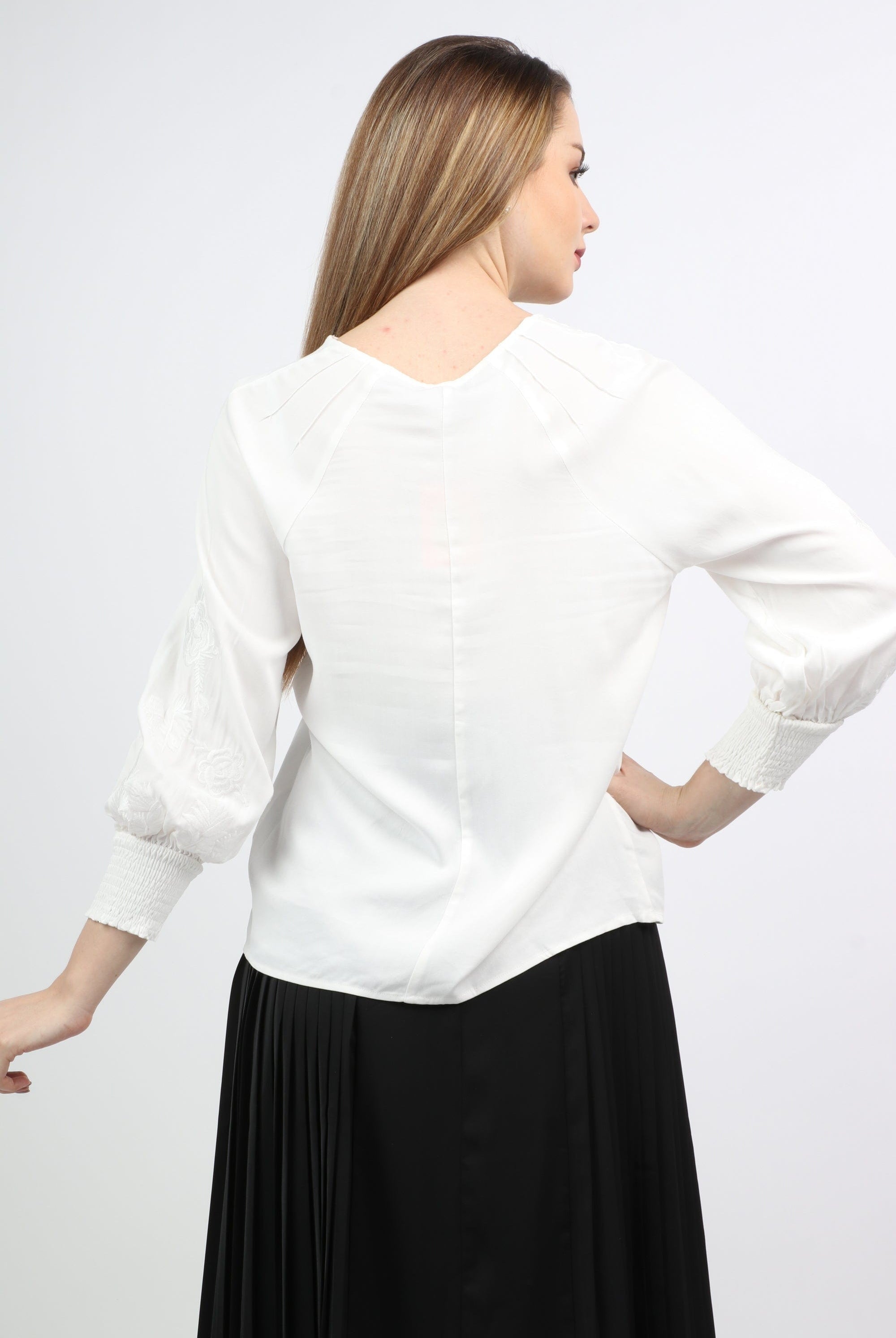 نتشي بلوزة بأكمام طويلة مزينة بجزء مطاطي