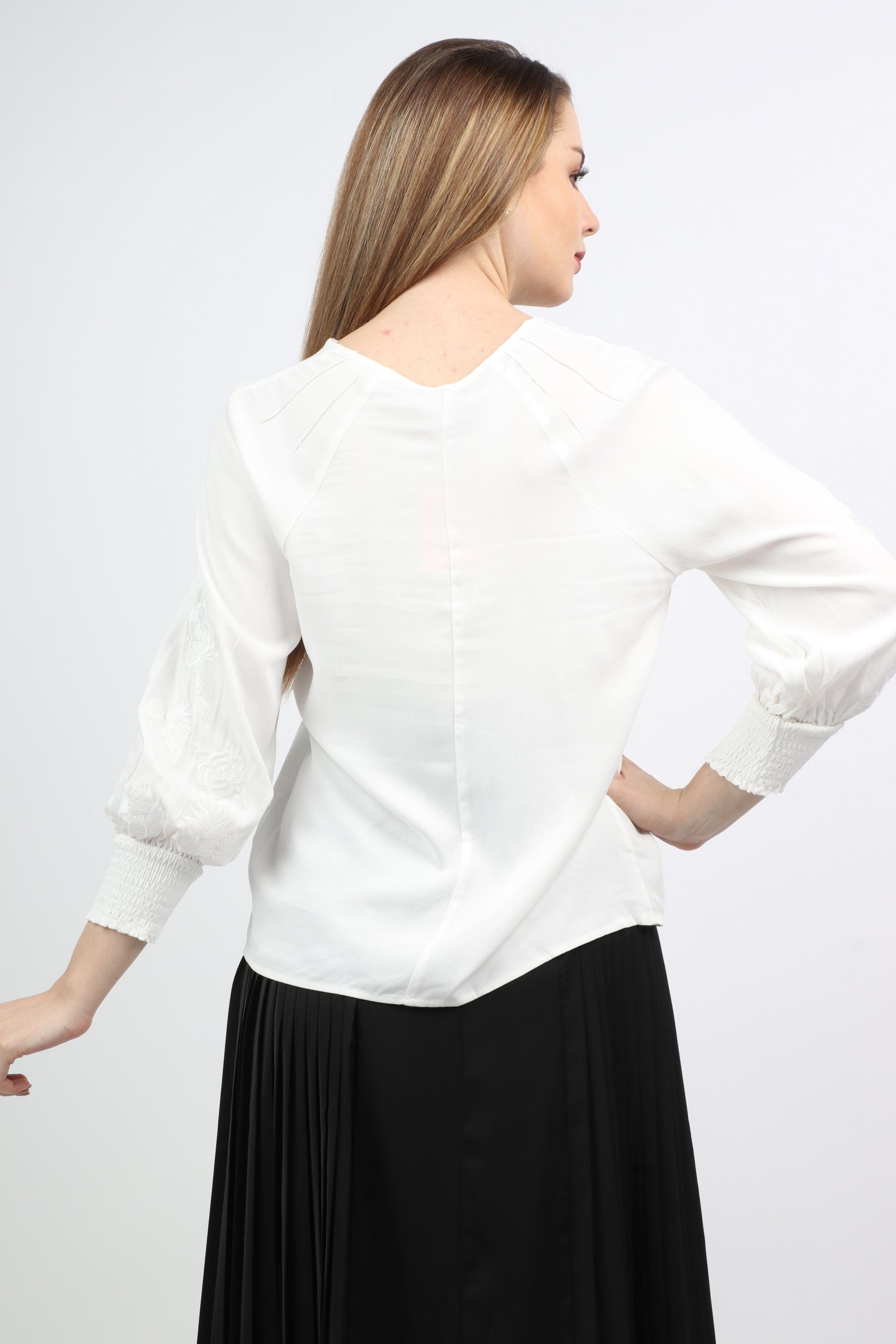 نتشي بلوزة بأكمام طويلة مزينة بجزء مطاطي