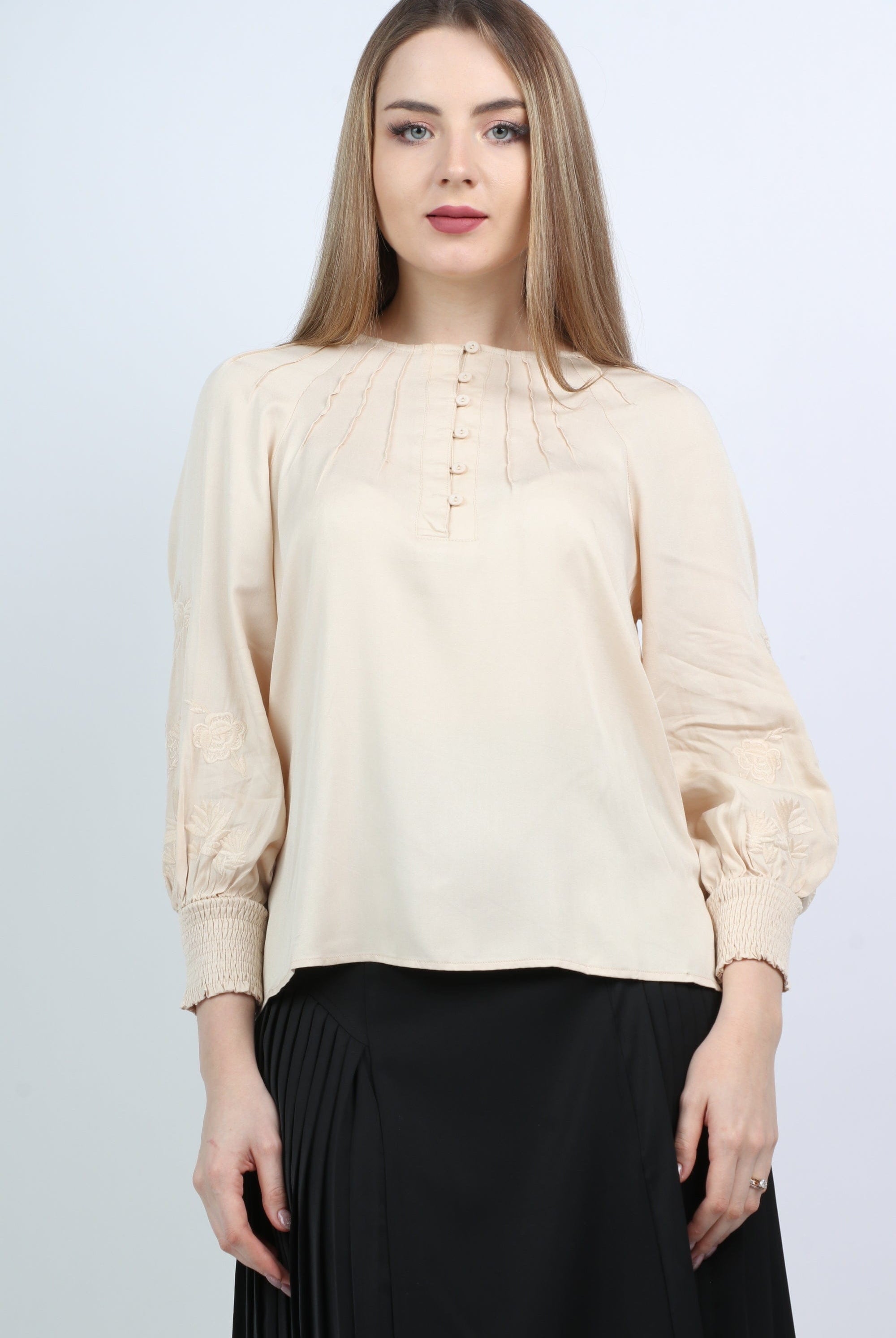 نتشي بلوزة بأكمام طويلة مزينة بجزء مطاطي