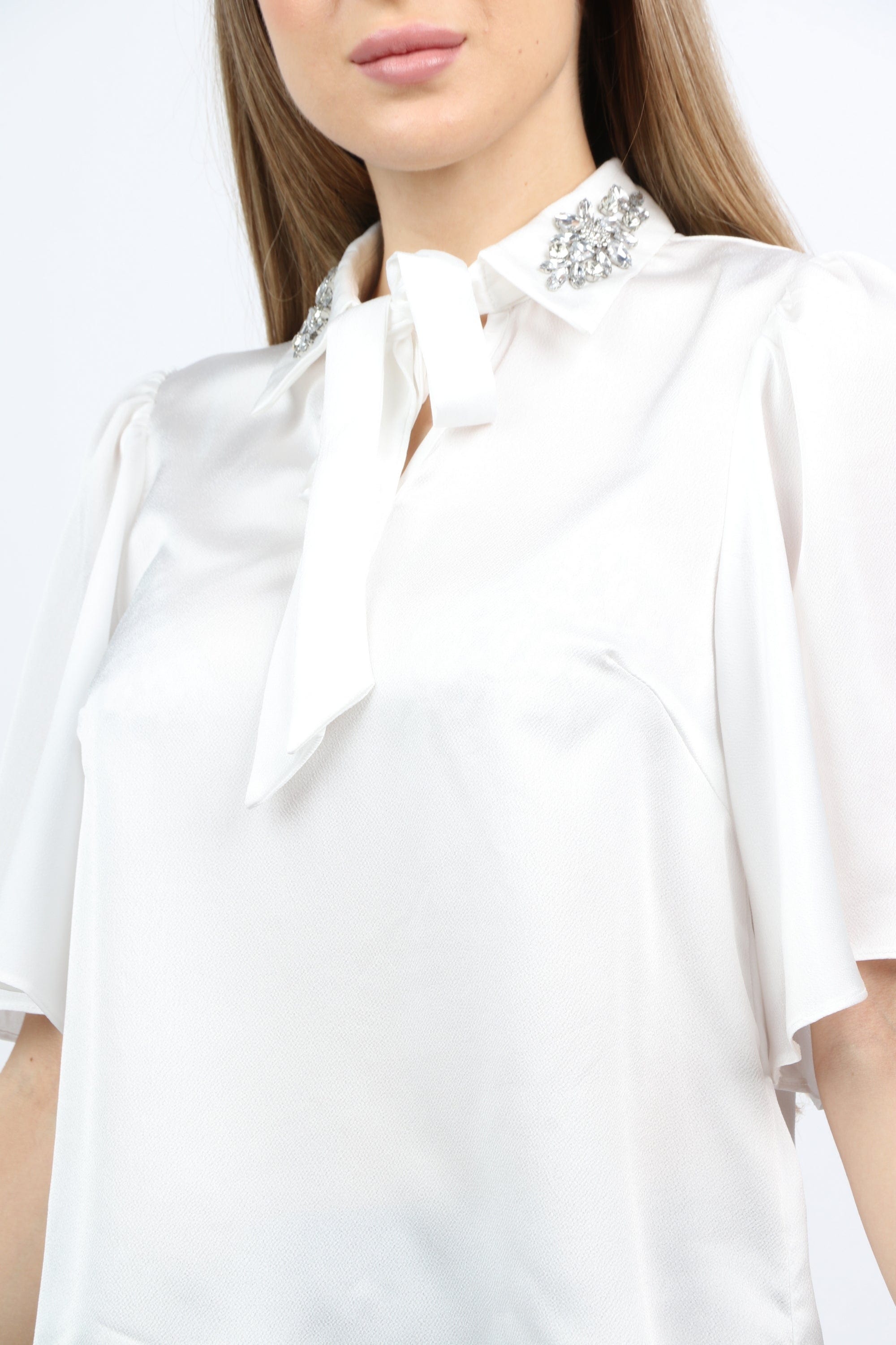 نتشي بلوزة بأكمام وسيعة بياقة مزينة بتطريز