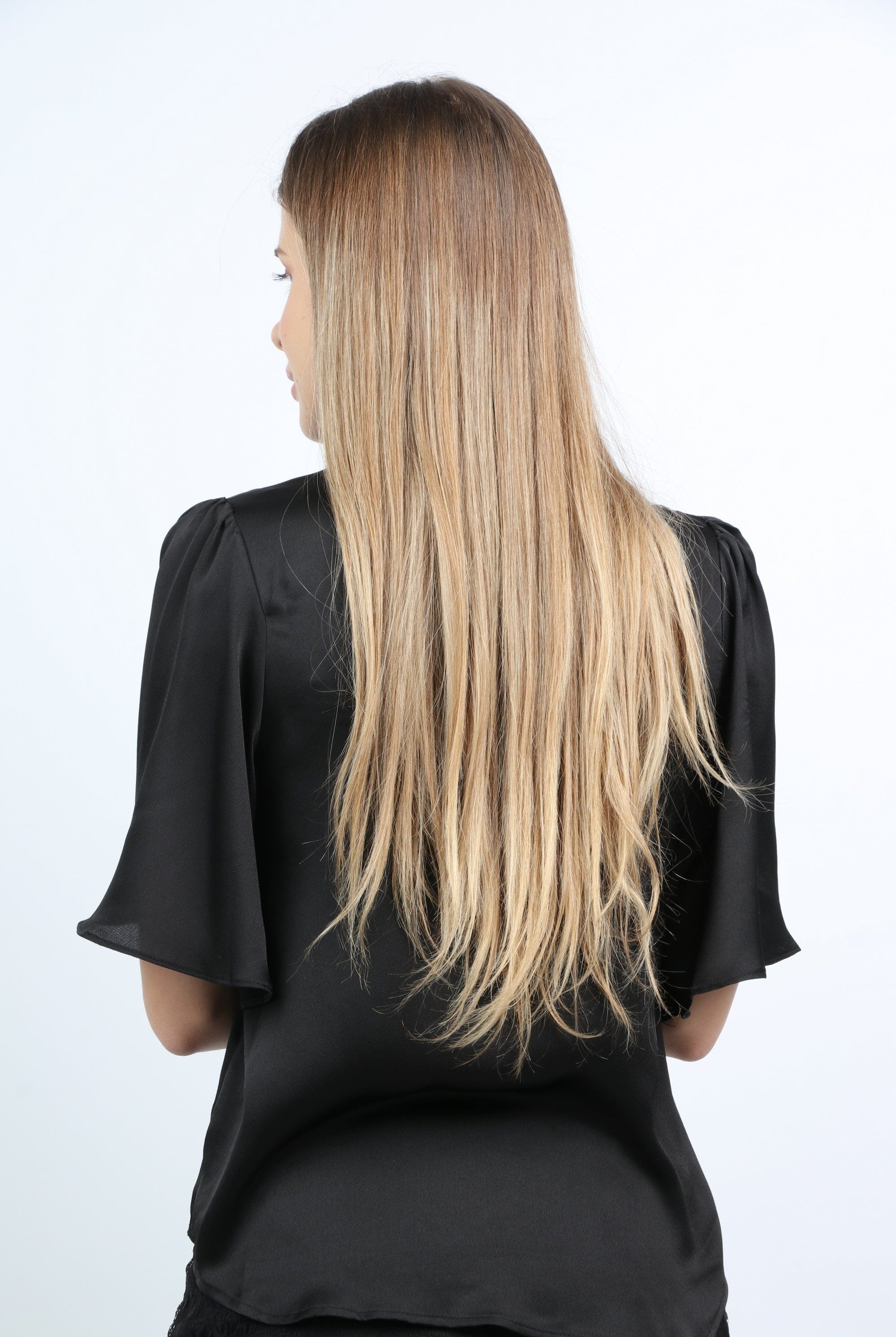 نتشي بلوزة بأكمام وسيعة بياقة مزينة بتطريز