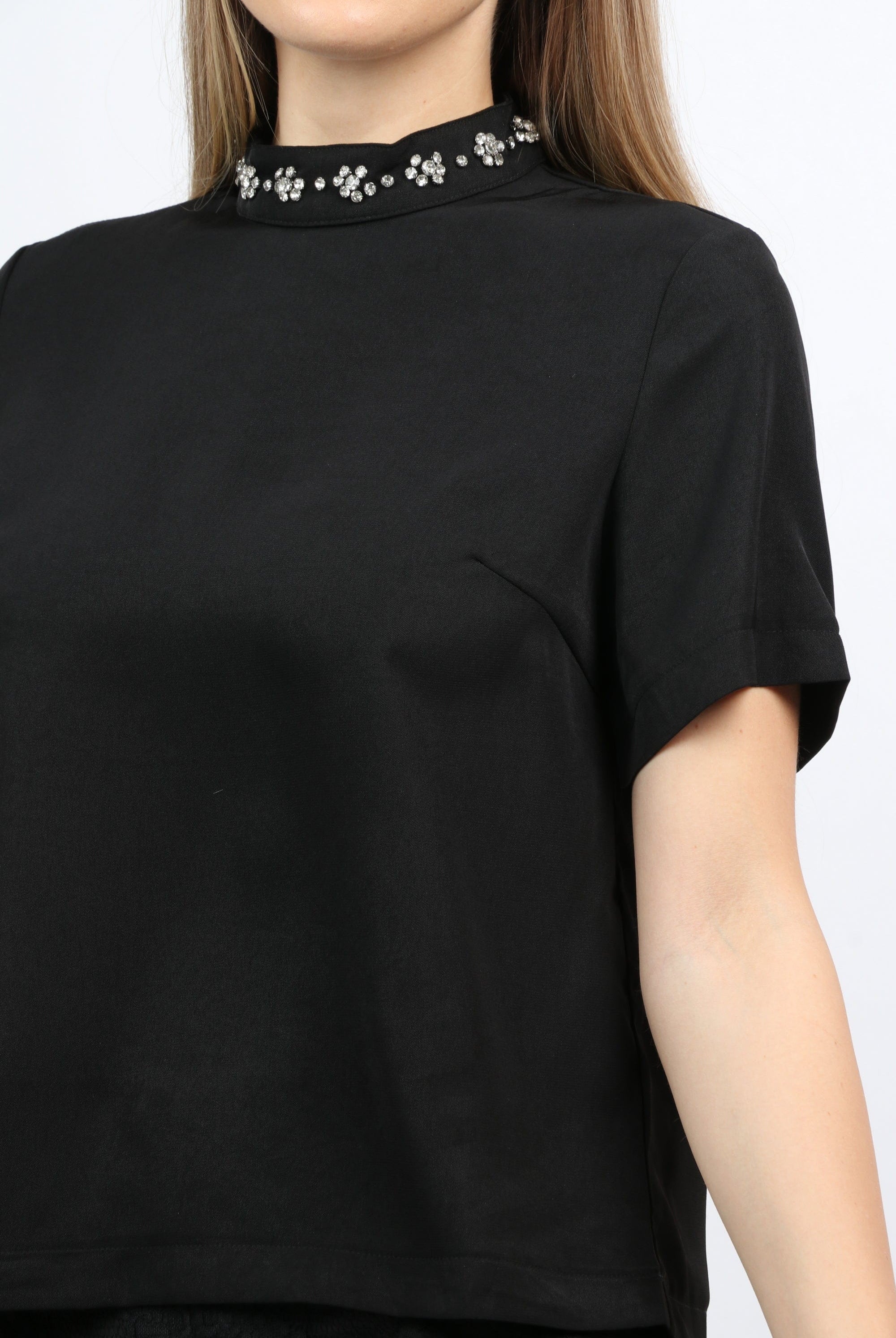 نتشي بلوزة سادة بياقة مطرزة كم قصير نسائي