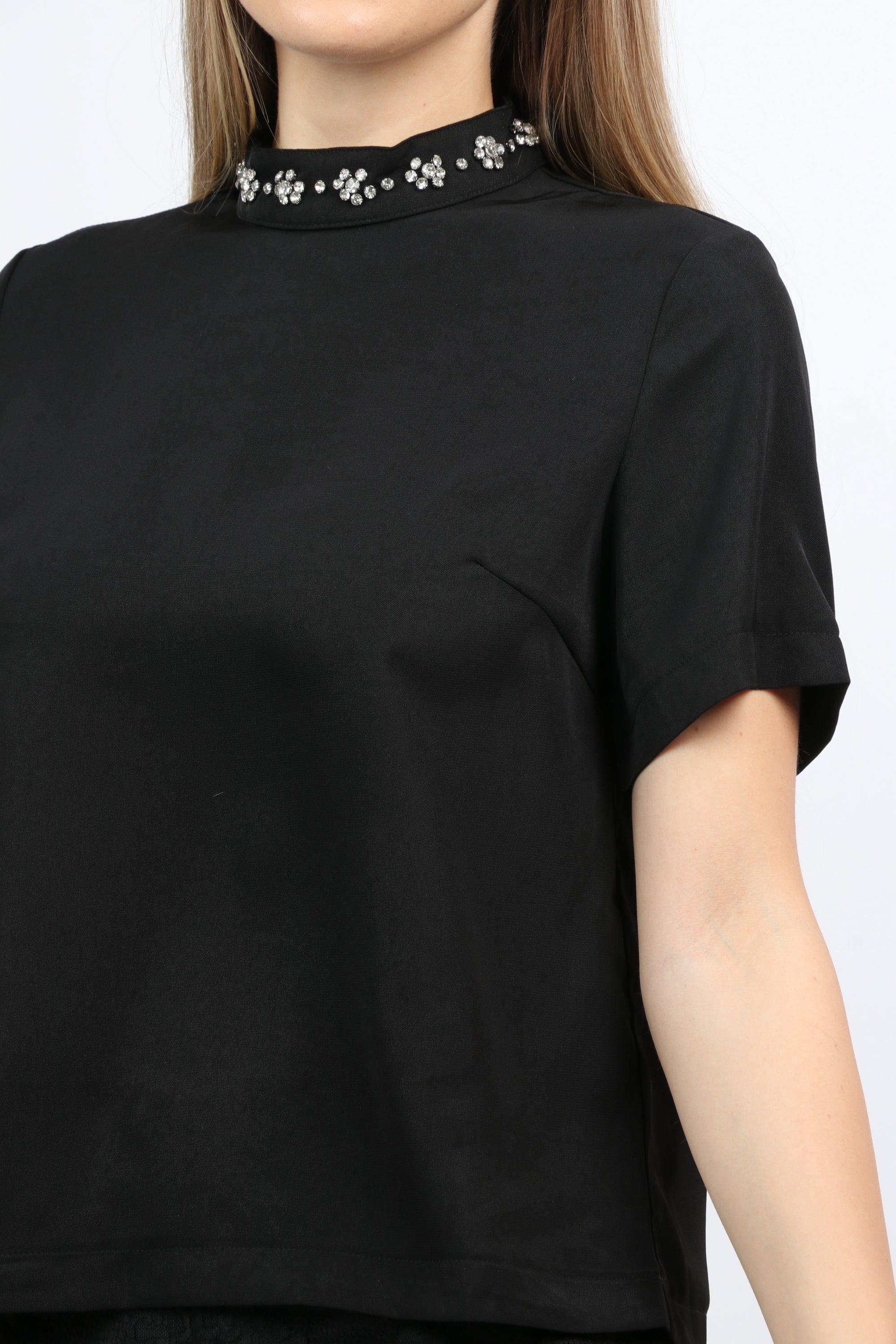 نتشي بلوزة سادة بياقة مطرزة كم قصير نسائي