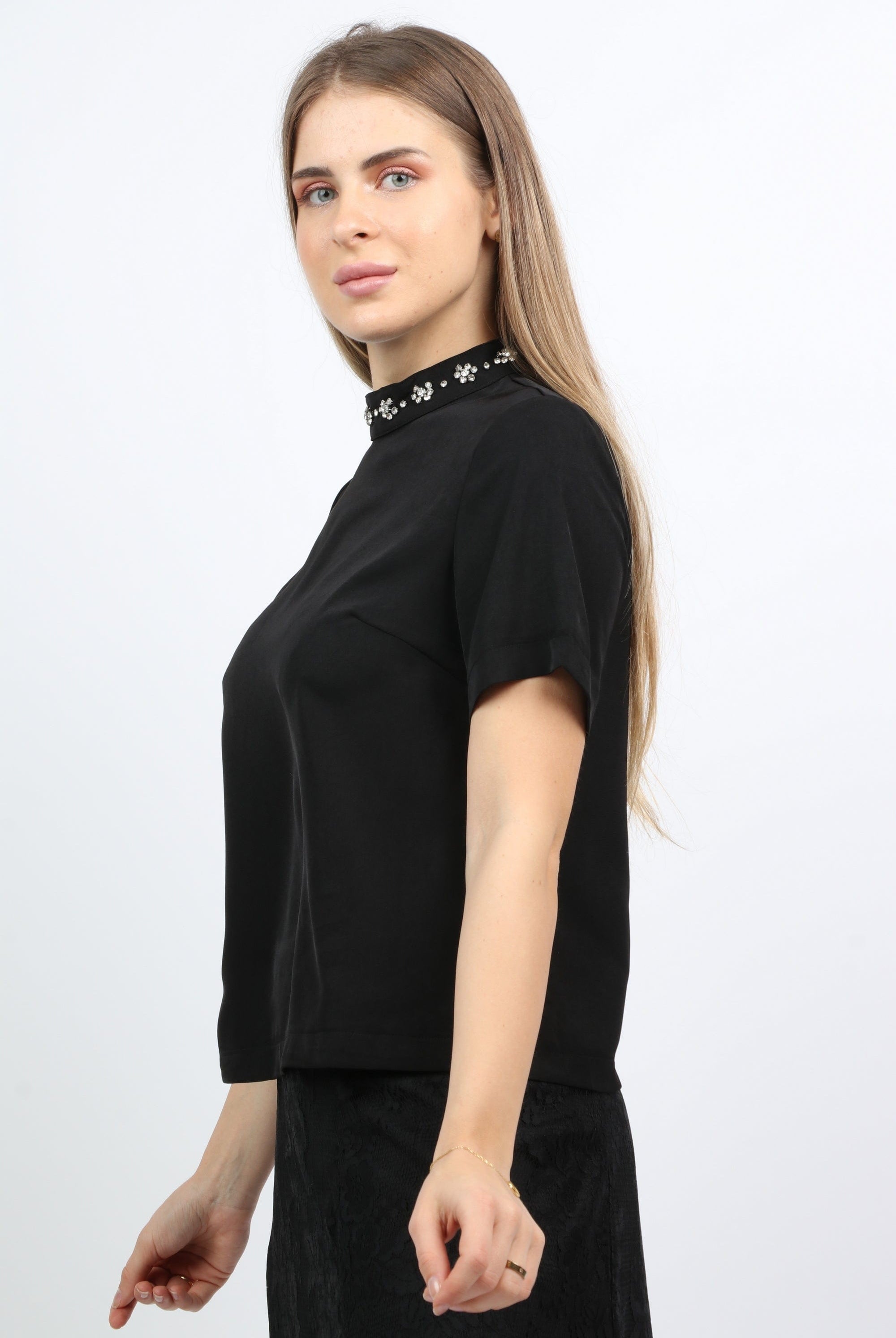 نتشي بلوزة سادة بياقة مطرزة كم قصير نسائي