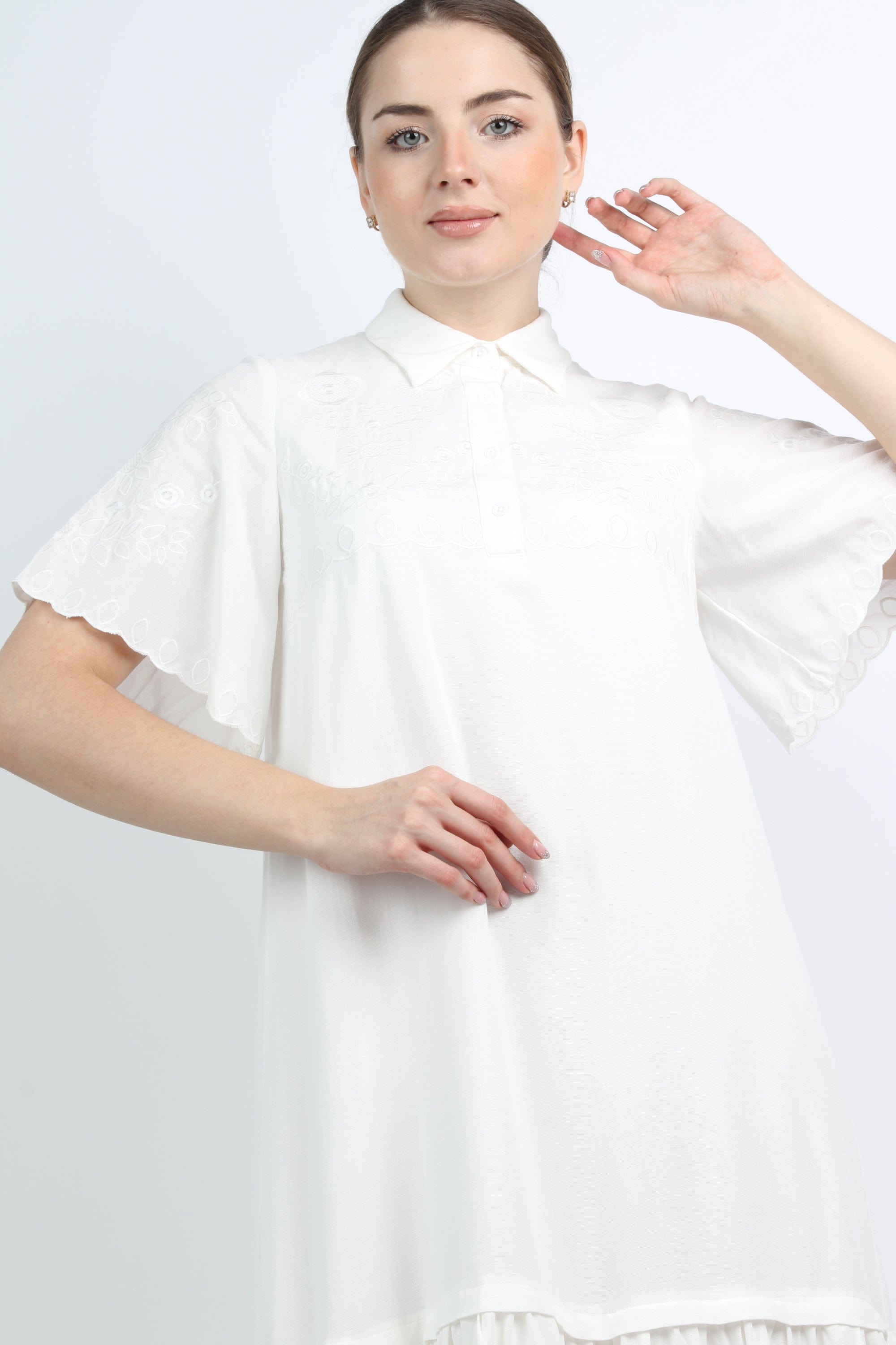 نتشي فستان ميدي واسع بياقة وأزرار كم فراشة قصير