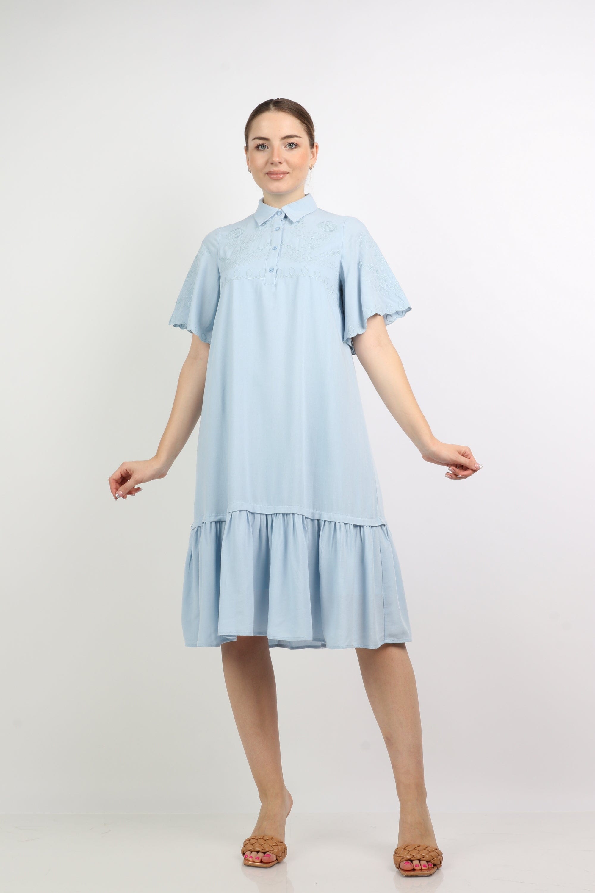 نتشي فستان ميدي واسع بياقة وأزرار كم فراشة قصير