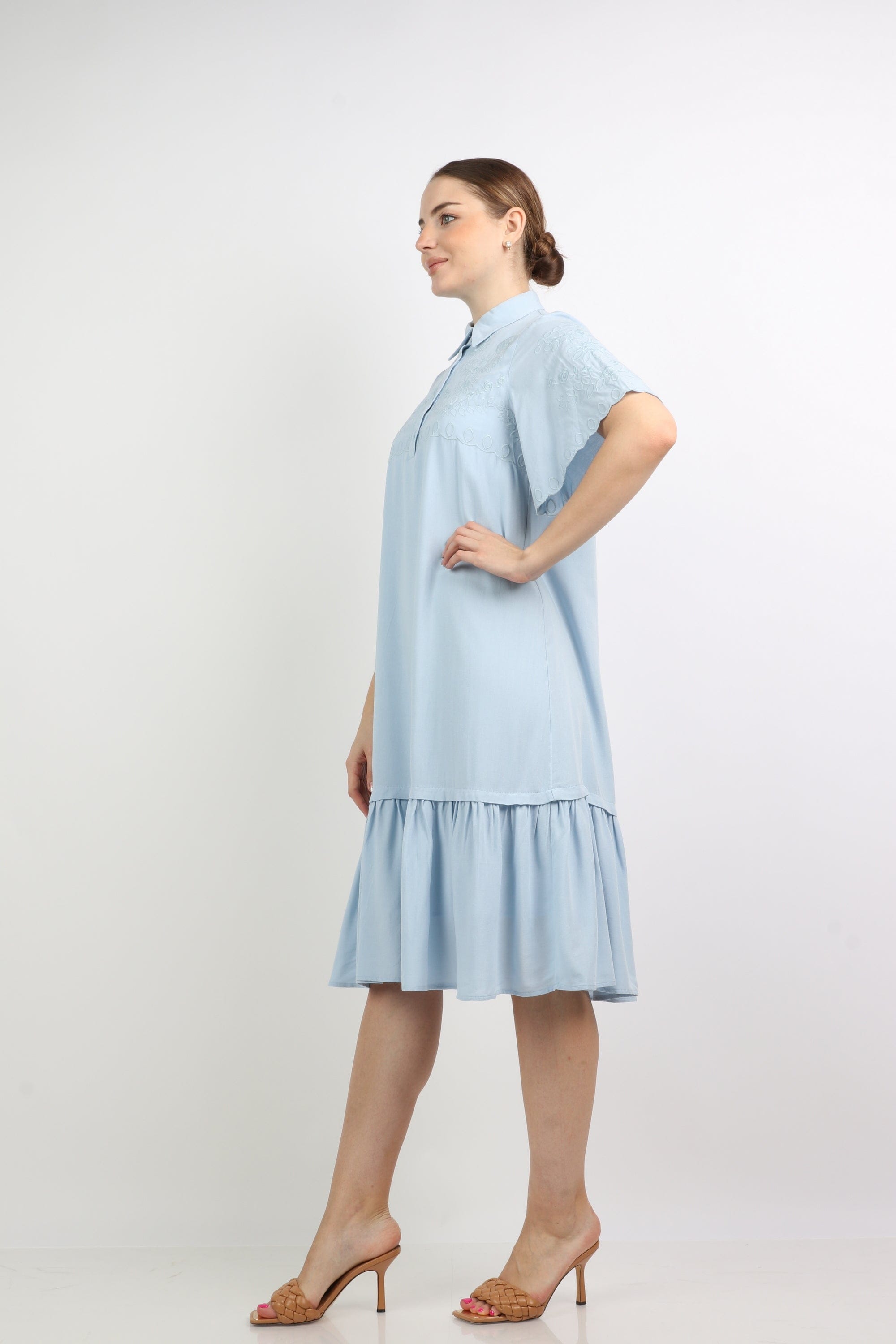 نتشي فستان ميدي واسع بياقة وأزرار كم فراشة قصير