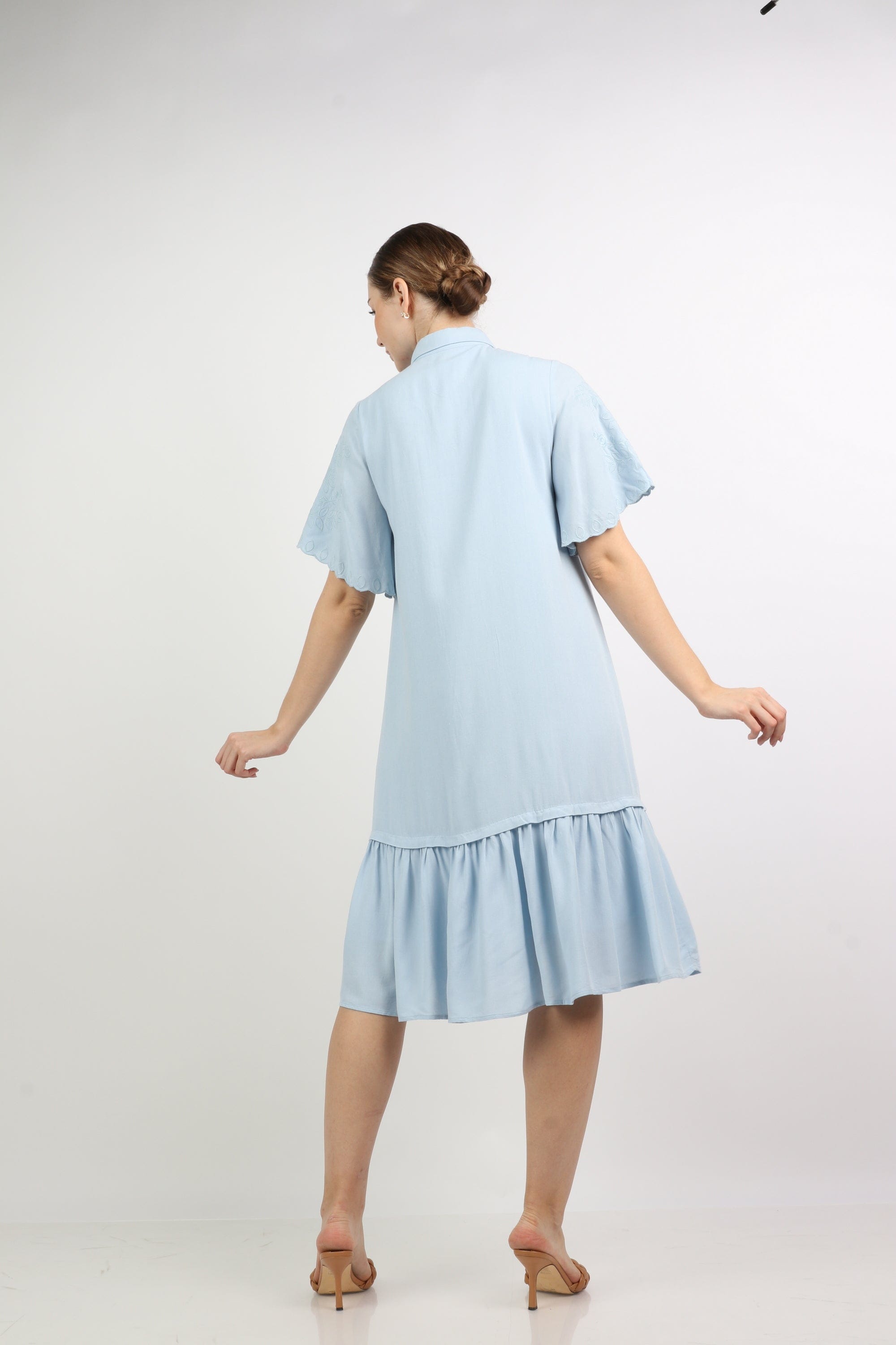 نتشي فستان ميدي واسع بياقة وأزرار كم فراشة قصير