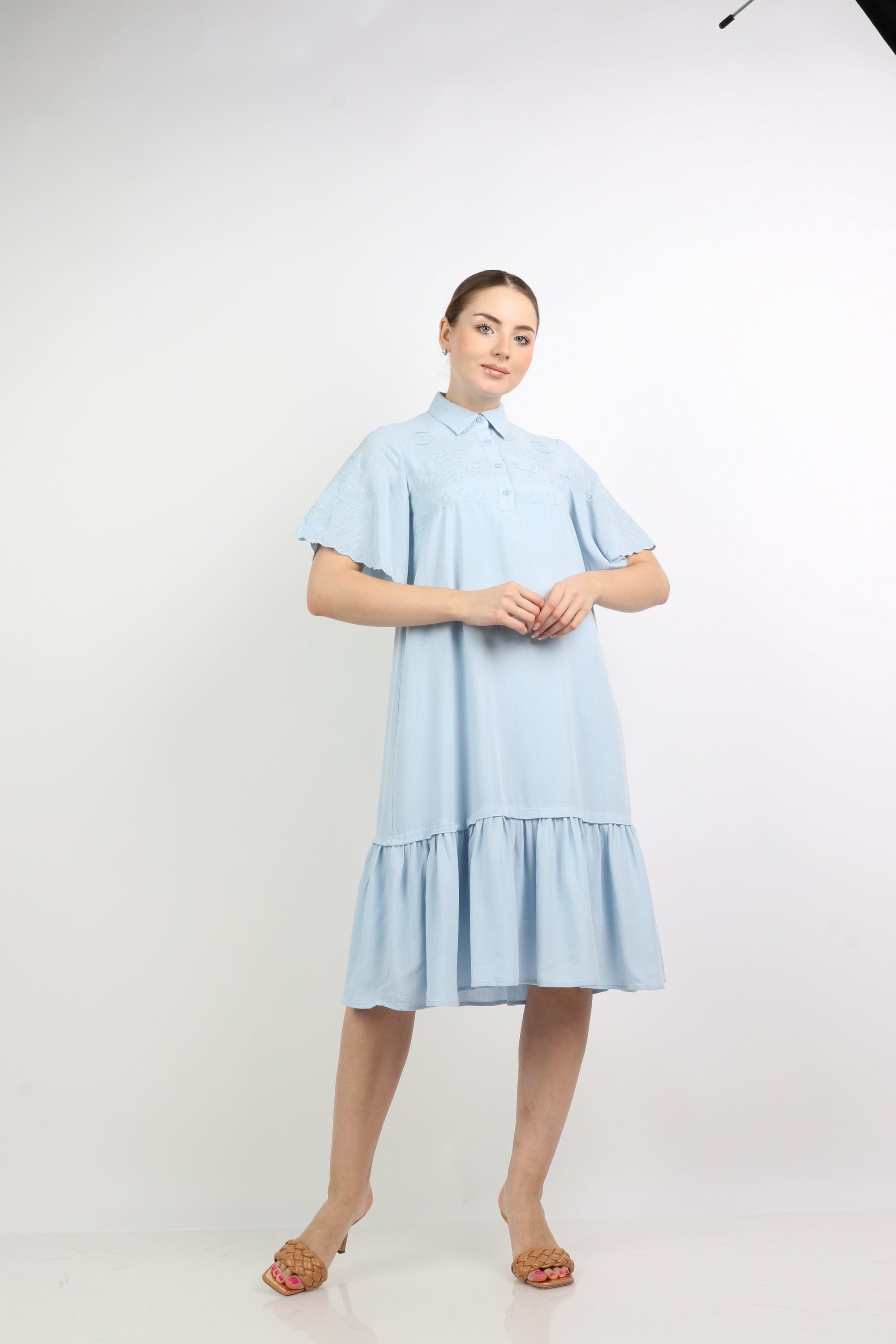 نتشي فستان ميدي واسع بياقة وأزرار كم فراشة قصير