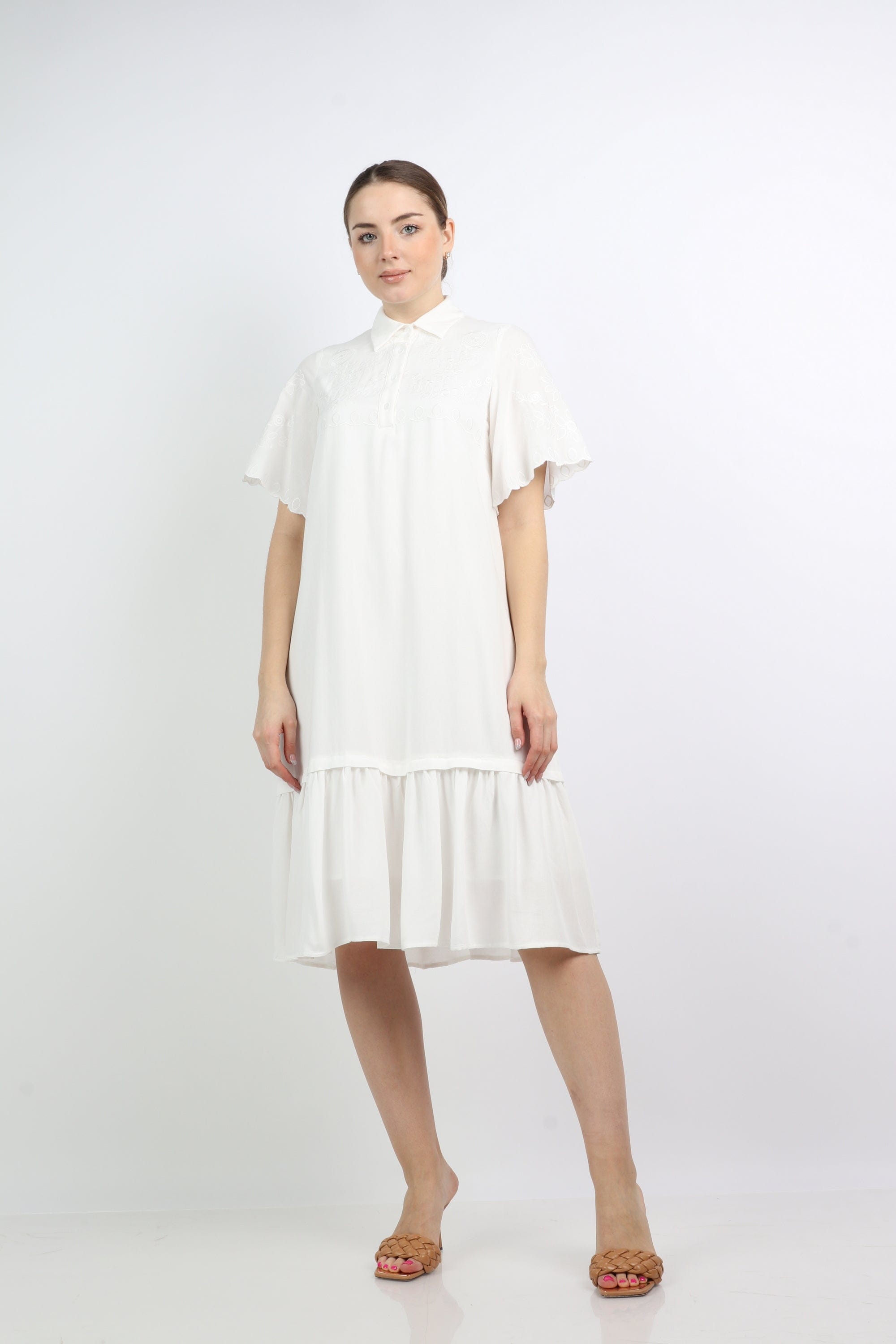 نتشي فستان ميدي واسع بياقة وأزرار كم فراشة قصير