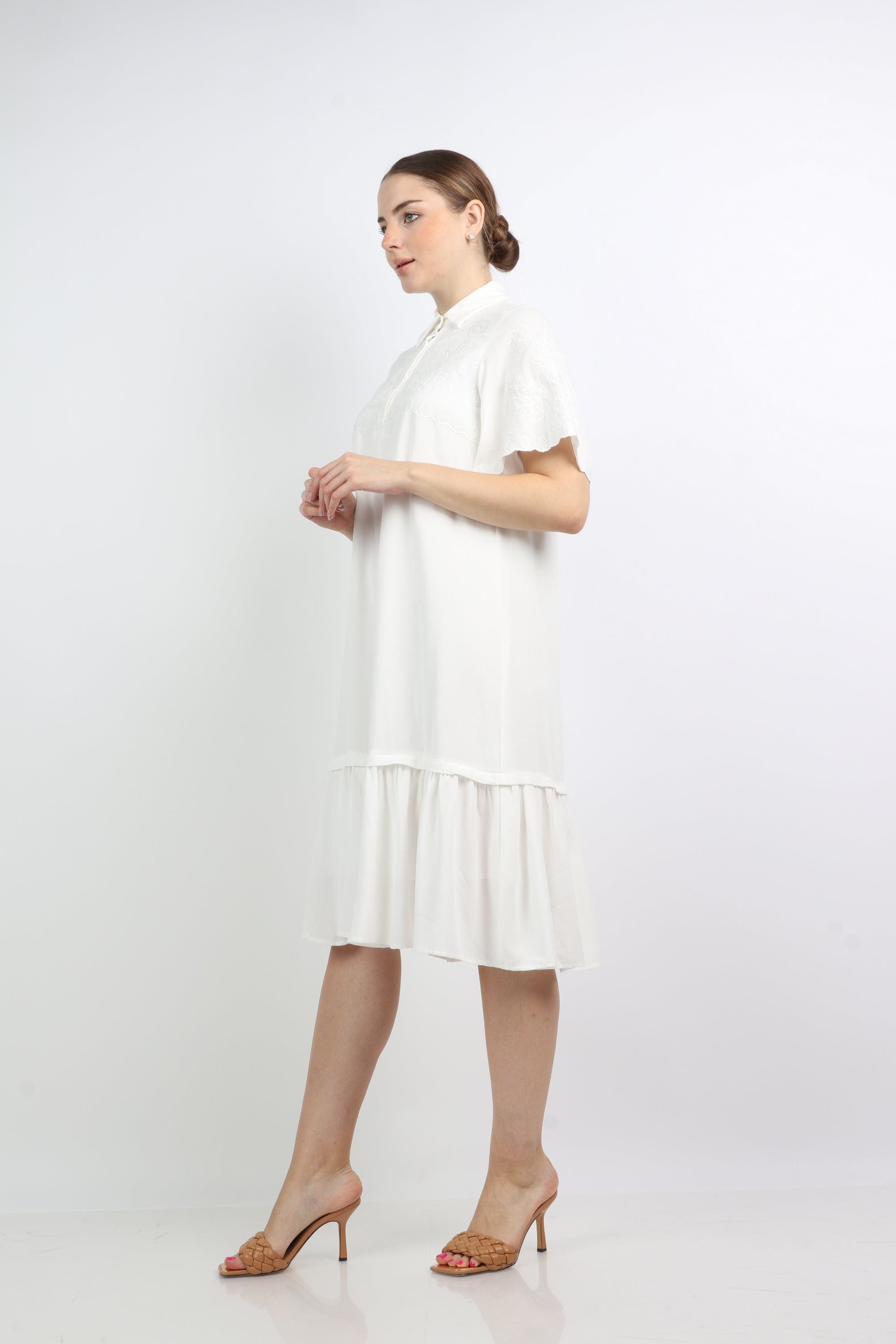 نتشي فستان ميدي واسع بياقة وأزرار كم فراشة قصير