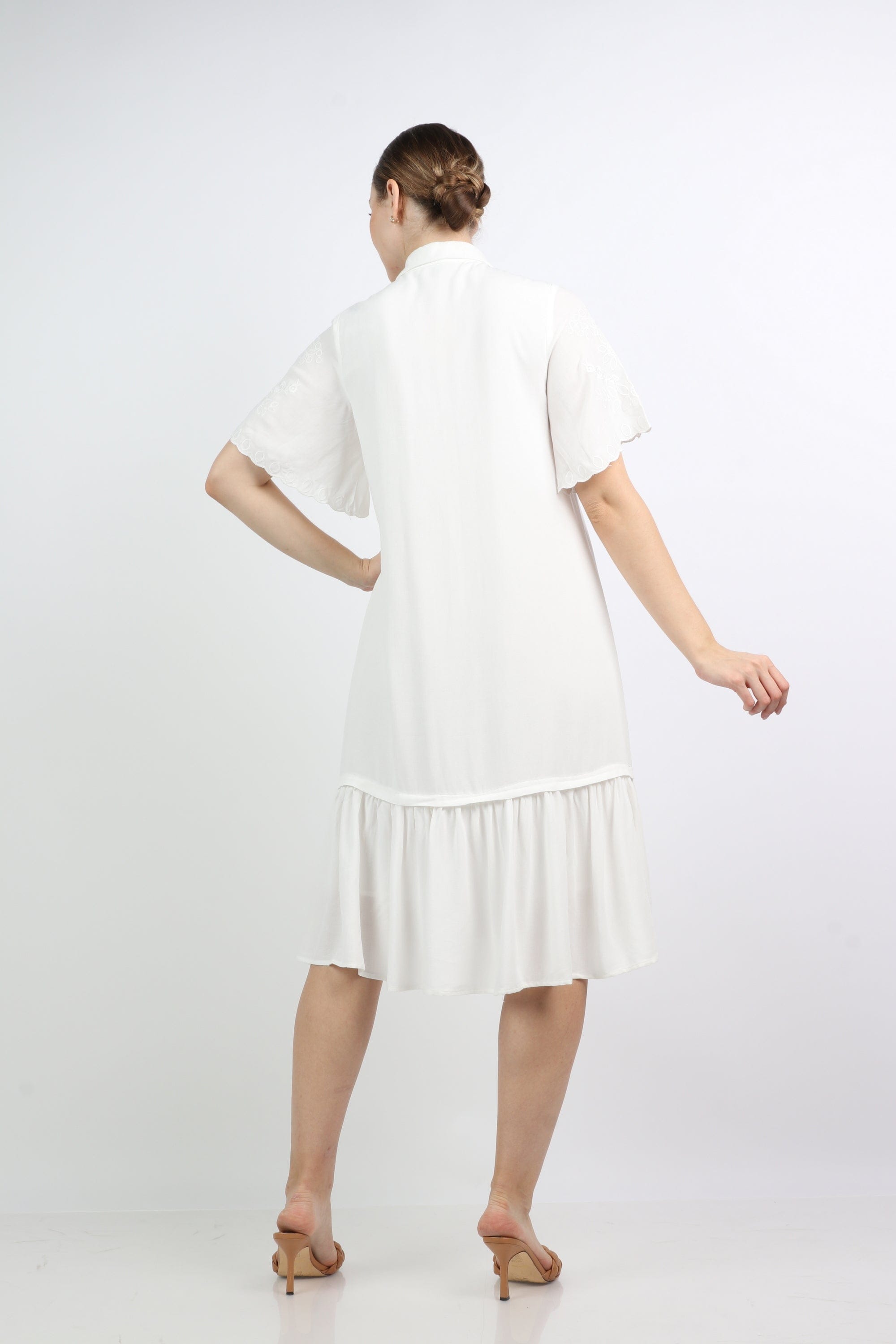 نتشي فستان ميدي واسع بياقة وأزرار كم فراشة قصير