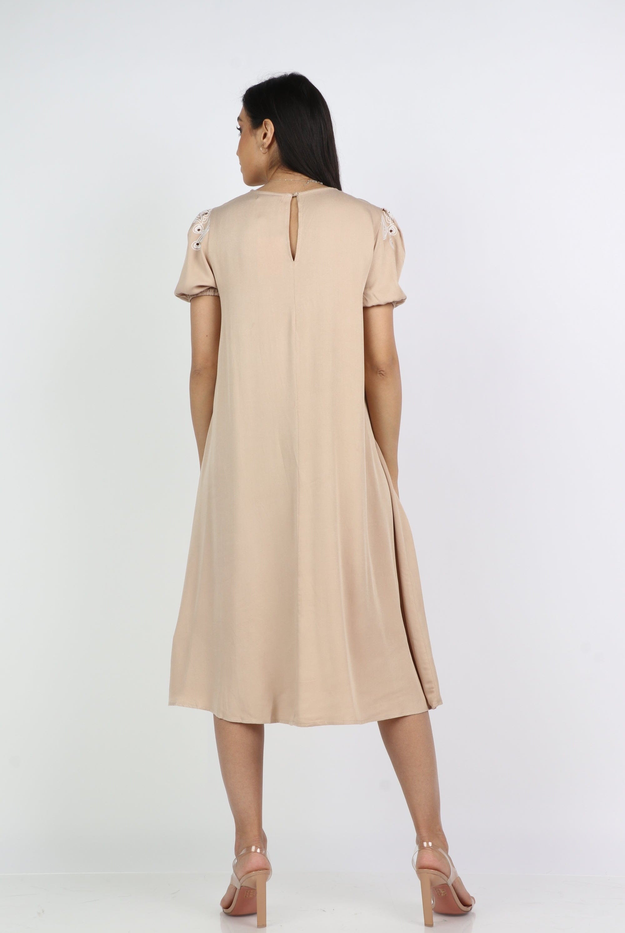 نتشي فستان ميدي واسع من تحت مطرز من الصدر بكم قصير