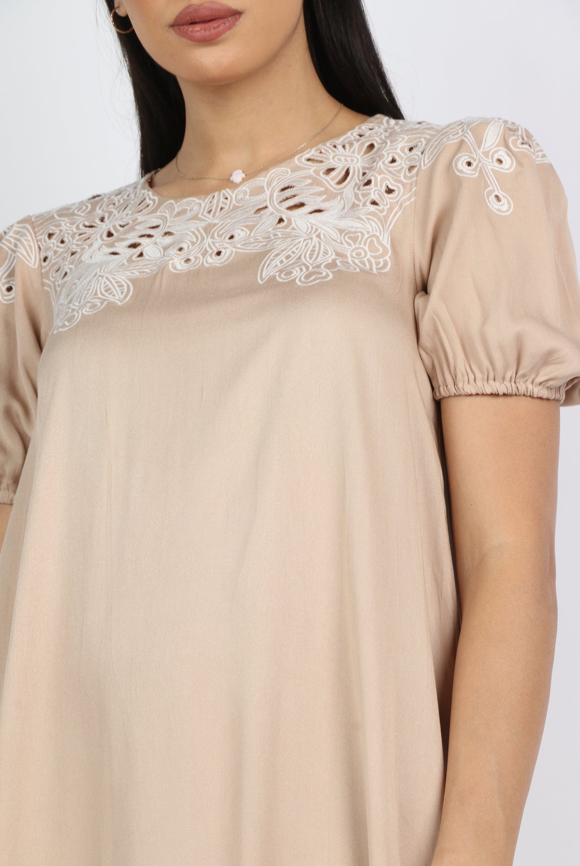 نتشي فستان ميدي واسع من تحت مطرز من الصدر بكم قصير