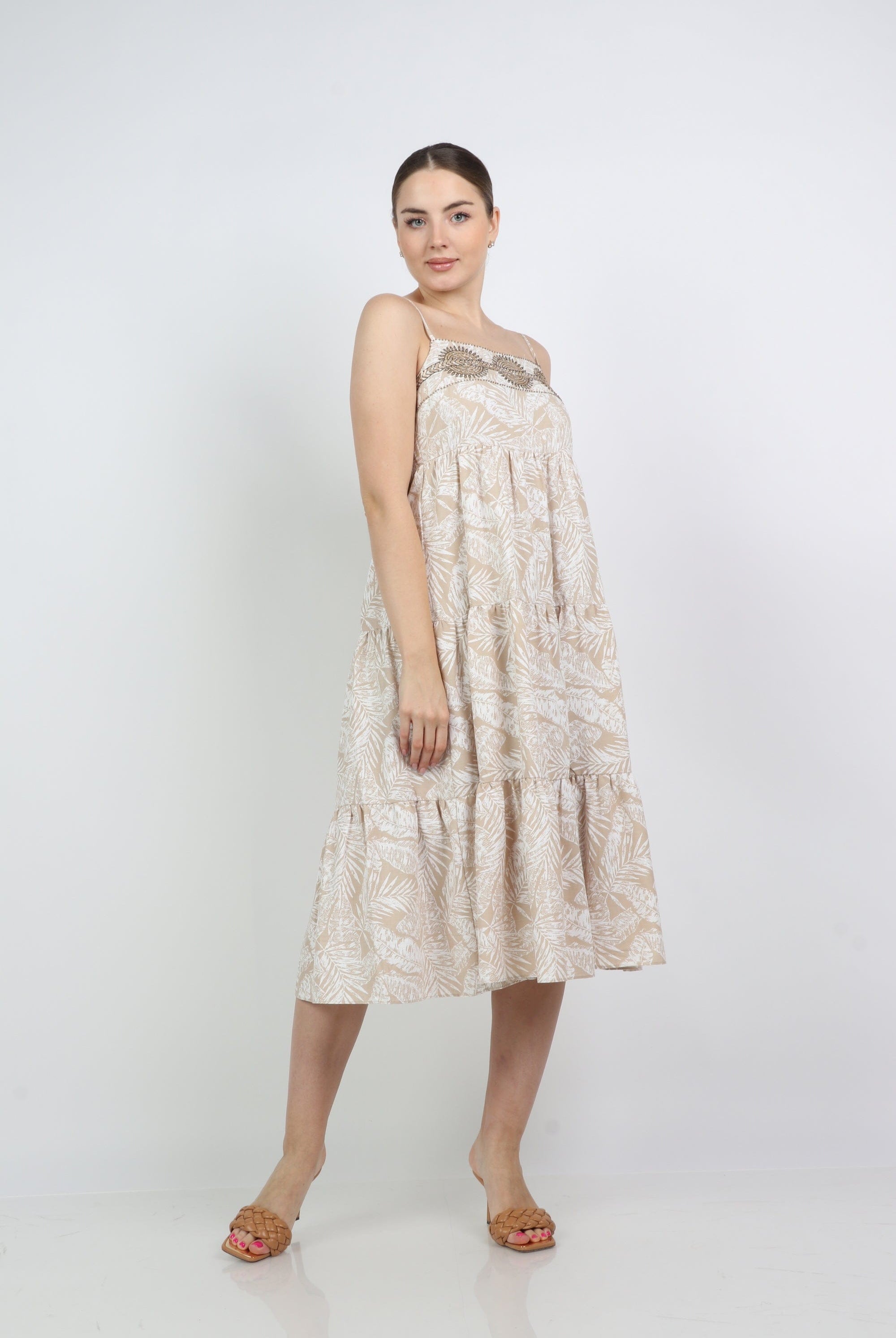 نتشي فستان ميدي حمالات كلوش واسع مطرز عن الصدر