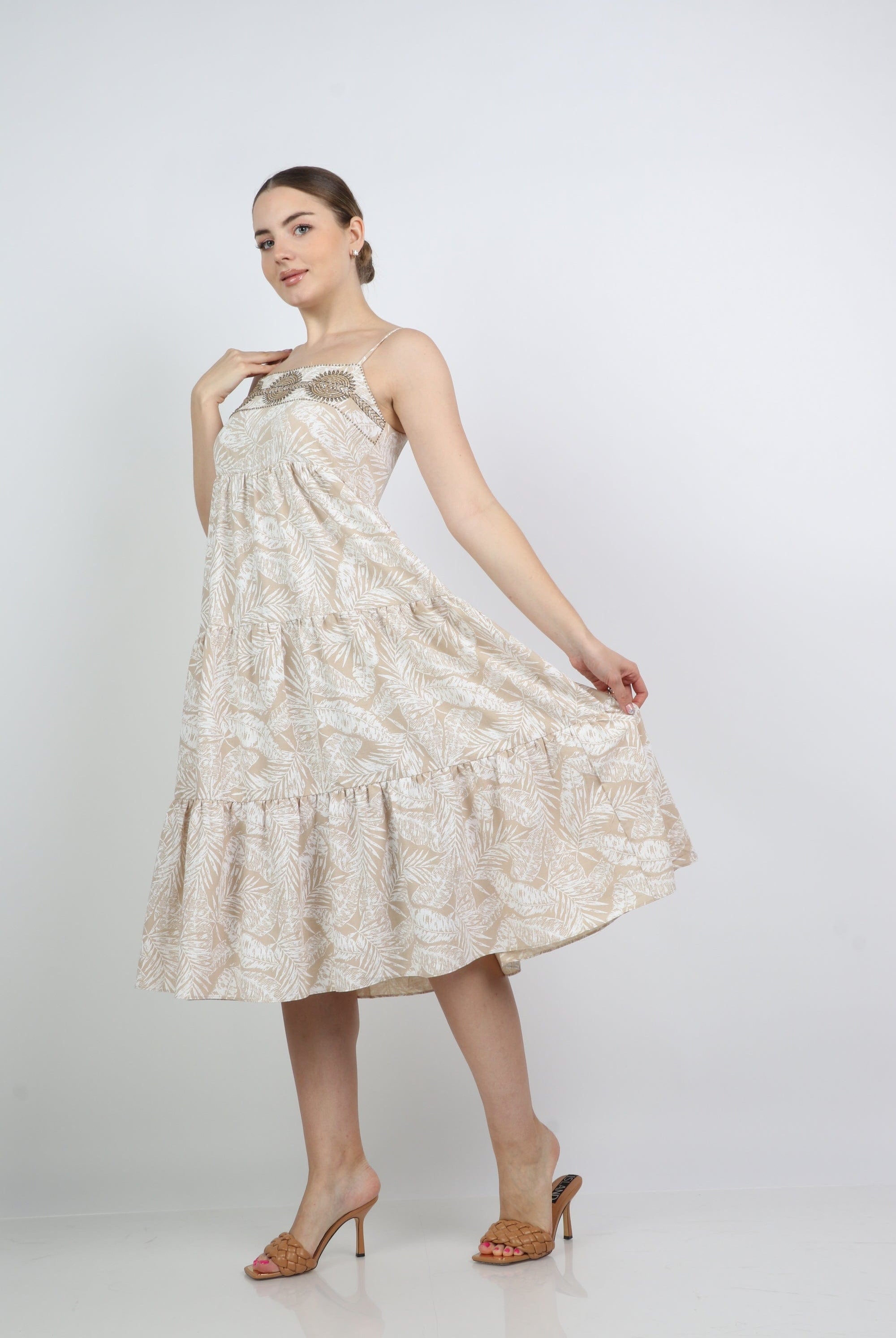 نتشي فستان ميدي حمالات كلوش واسع مطرز عن الصدر