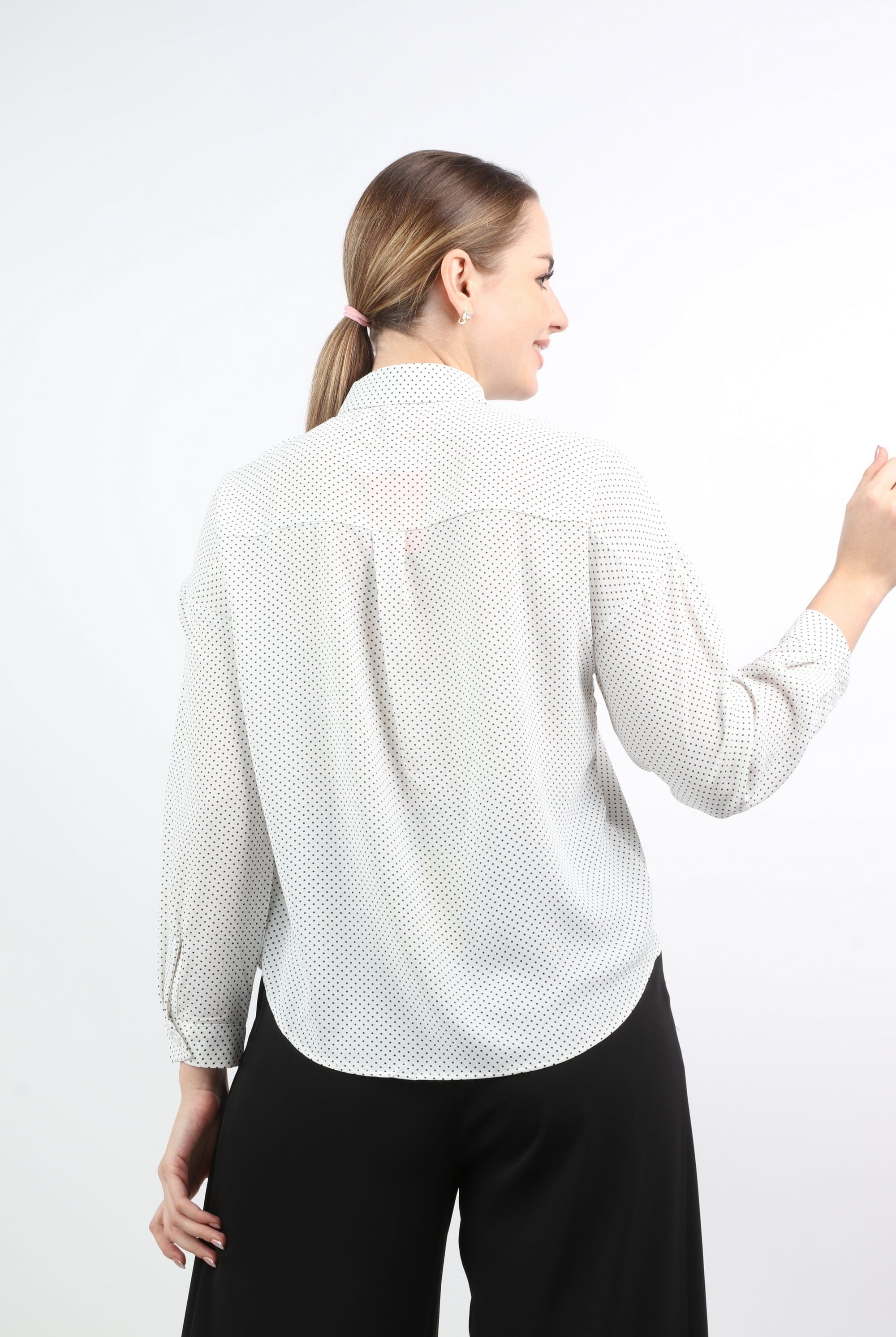 نتشي قميص منقط بوردة مطرزة كم طويل نسائي