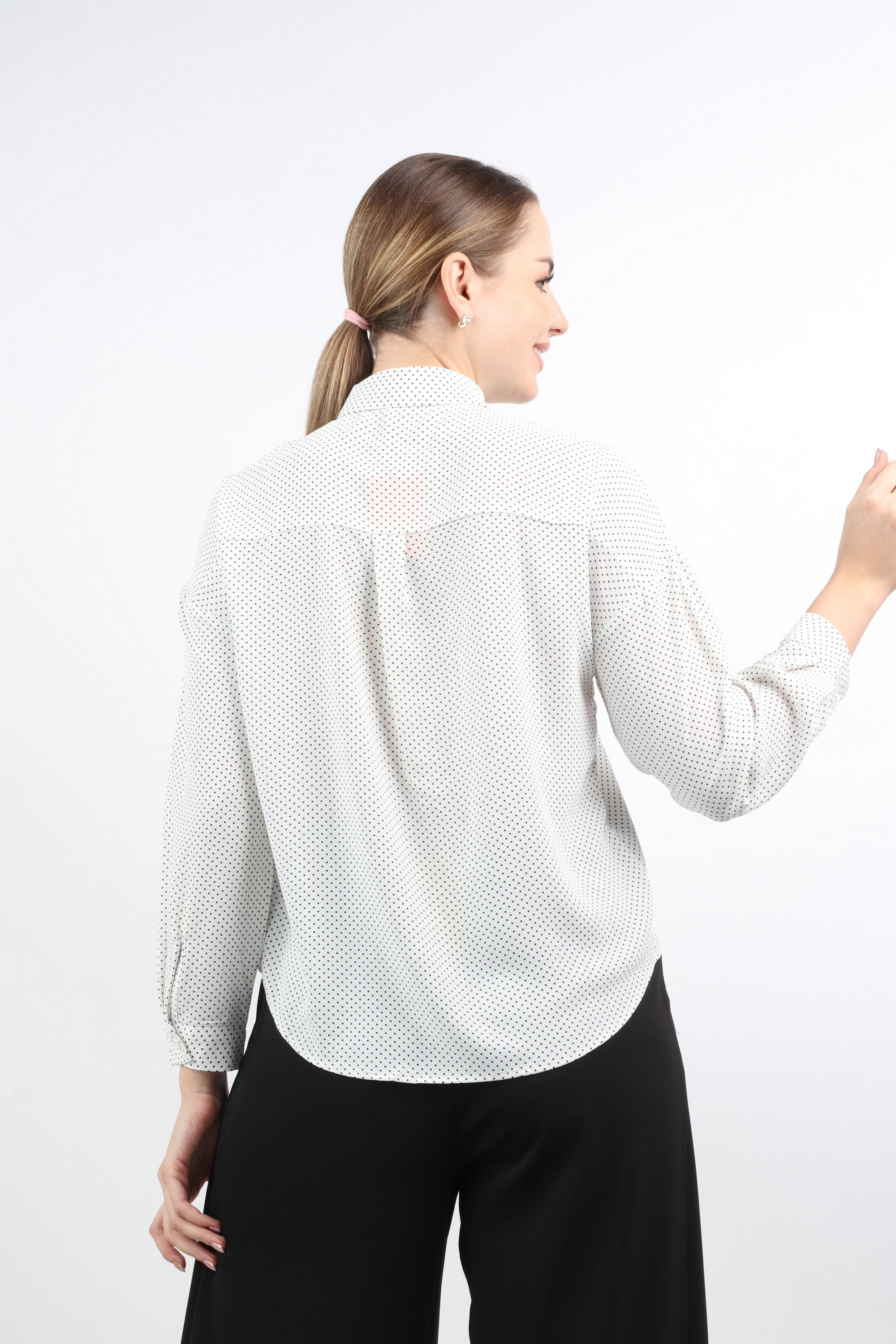 نتشي قميص منقط بوردة مطرزة كم طويل نسائي