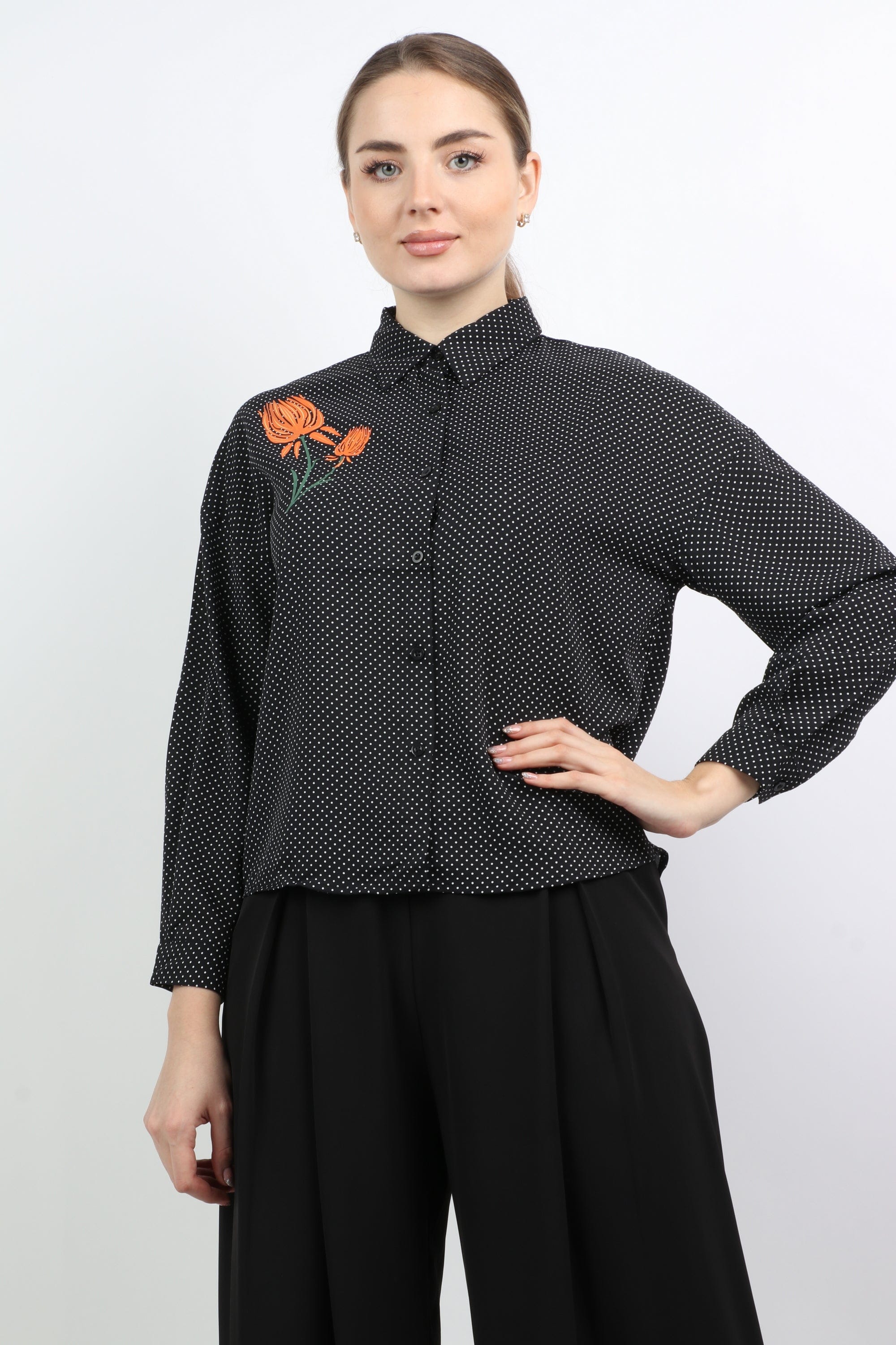 نتشي قميص منقط بوردة مطرزة كم طويل نسائي