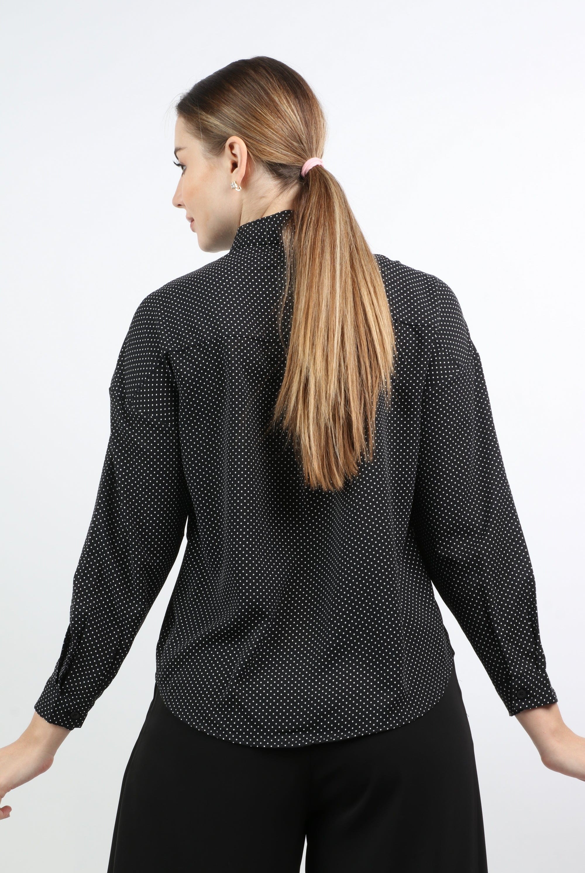 نتشي قميص منقط بوردة مطرزة كم طويل نسائي