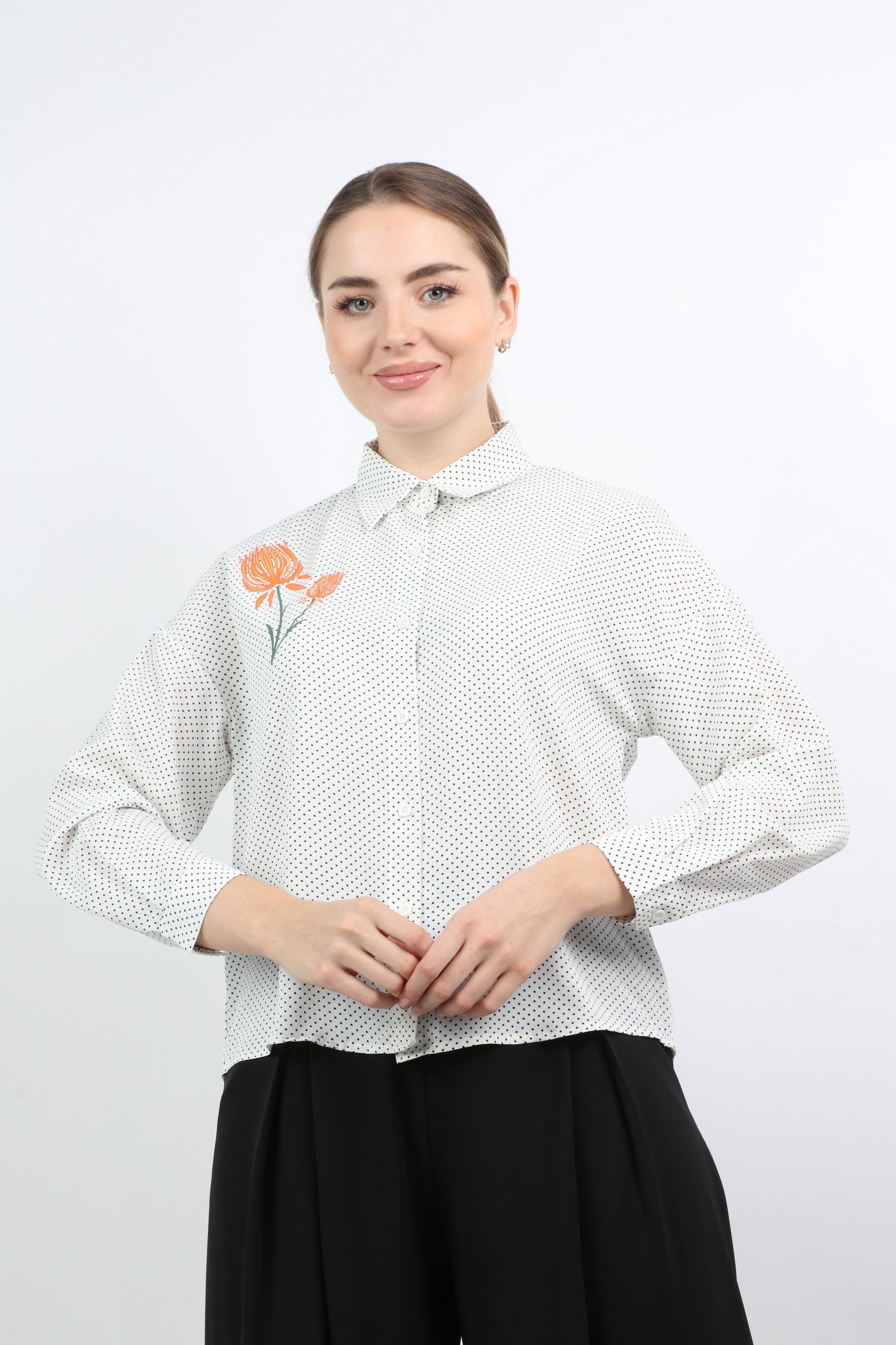 نتشي قميص منقط بوردة مطرزة كم طويل نسائي