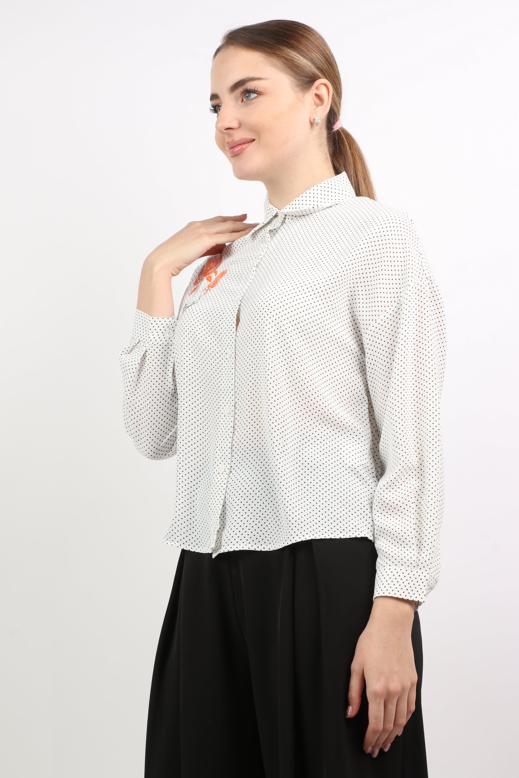 نتشي قميص منقط بوردة مطرزة كم طويل نسائي