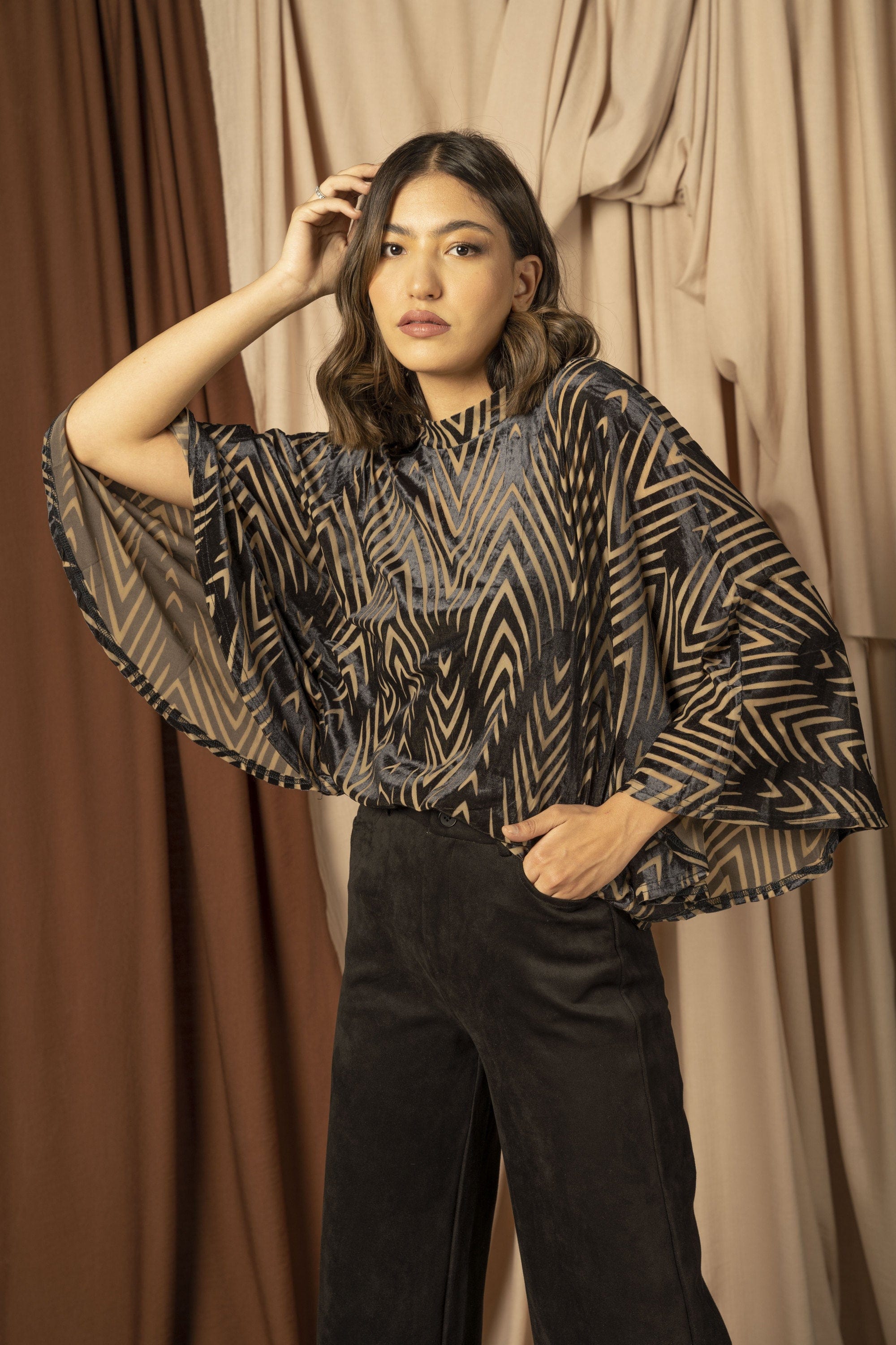 نتشي بلوزة مخمل نسائية بأكمام وسيعة