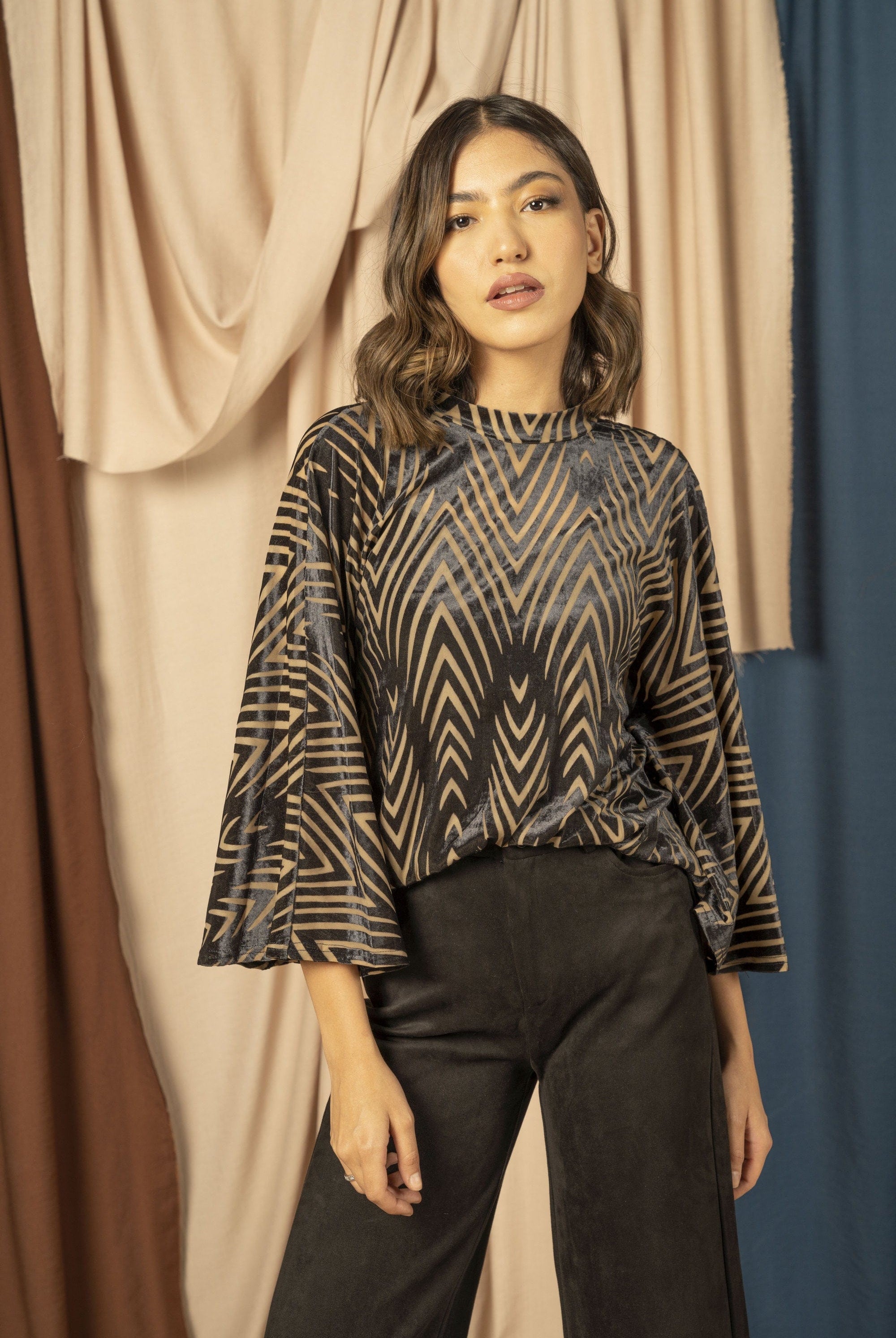 نتشي بلوزة مخمل نسائية بأكمام وسيعة