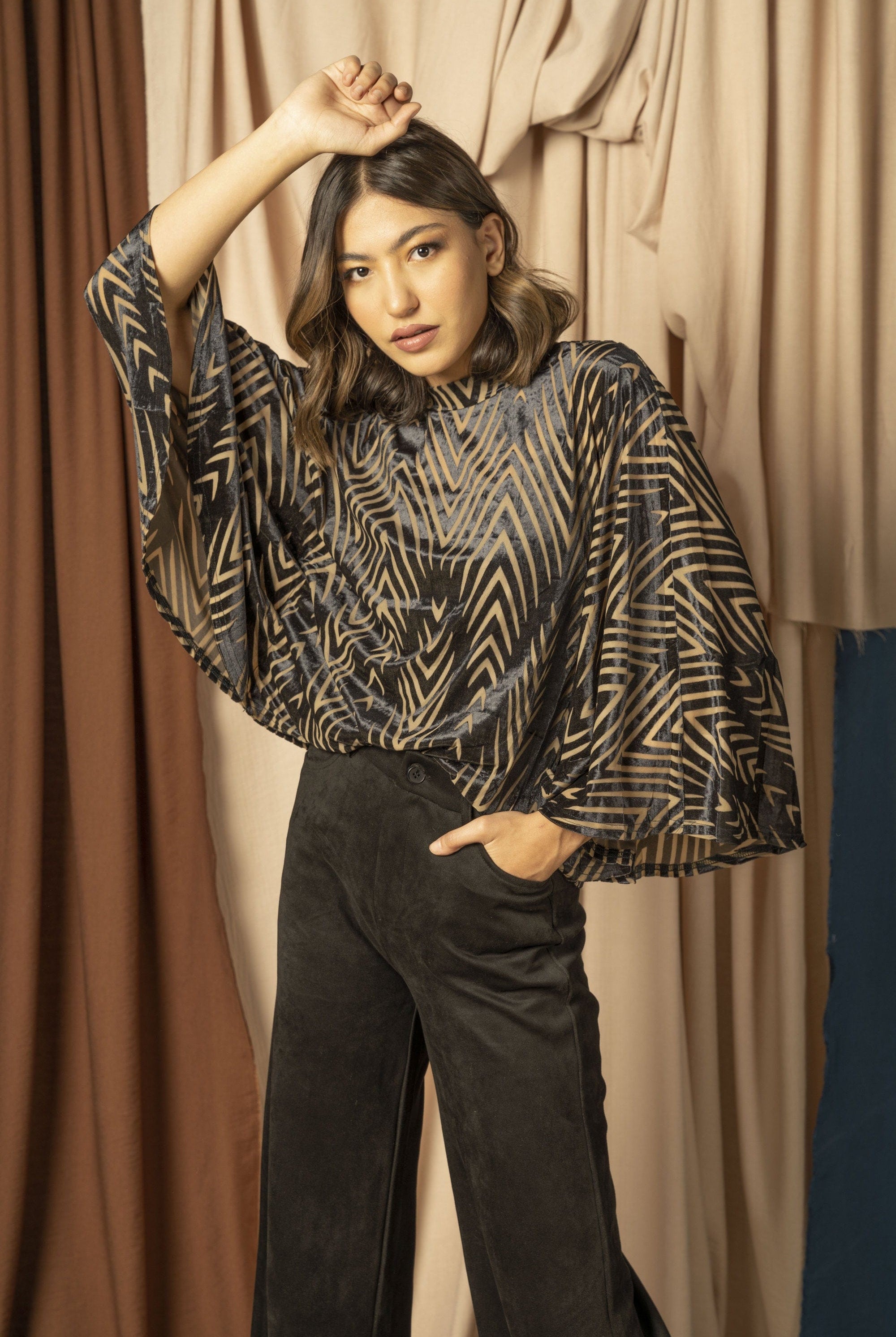 نتشي بلوزة مخمل نسائية بأكمام وسيعة