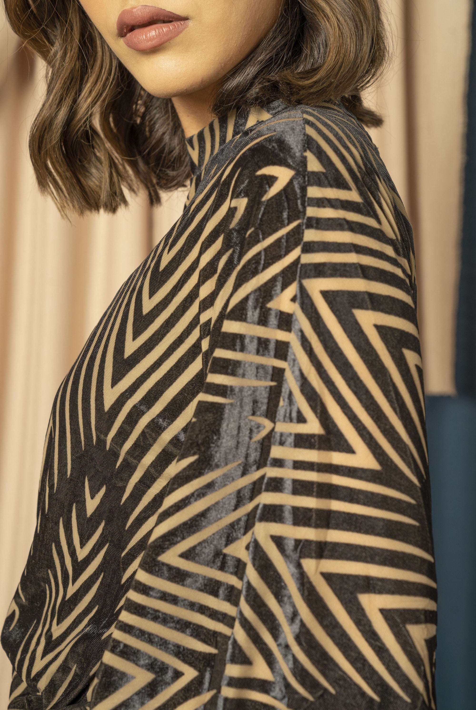 نتشي بلوزة مخمل نسائية بأكمام وسيعة