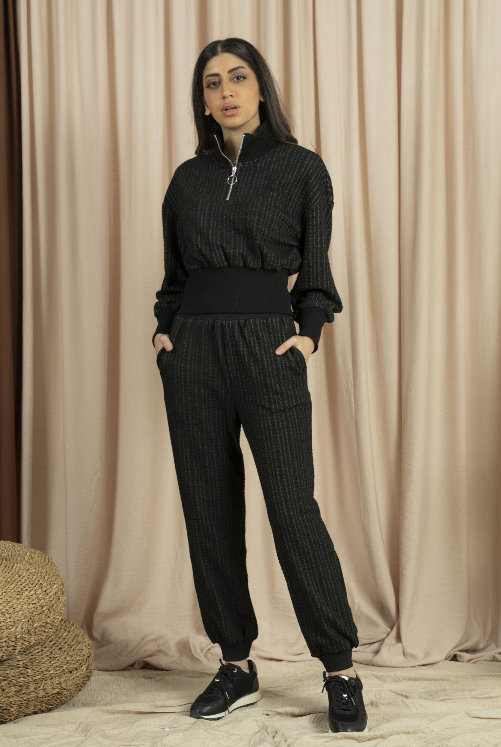 نتشي بلوزة قصيرة بخصر مطاطي وسحاب أسود